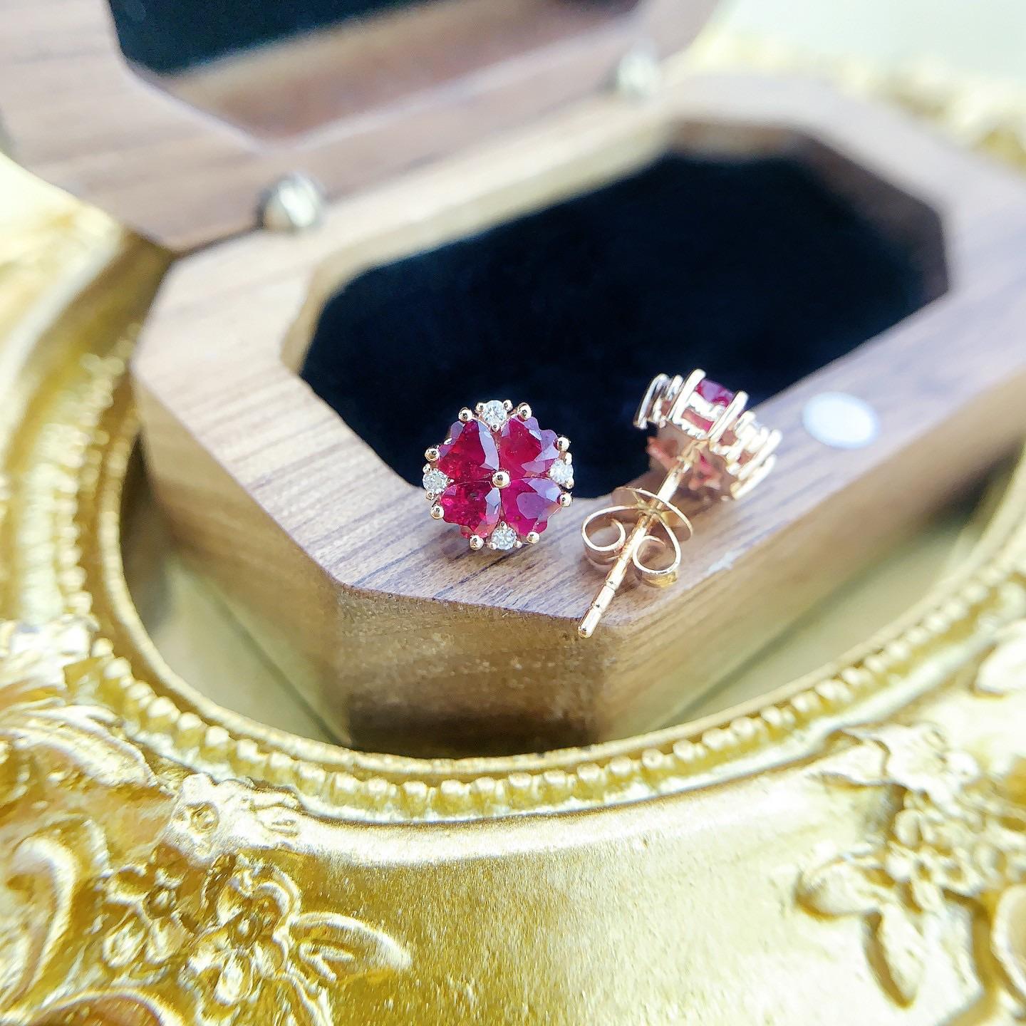 18K Gold Heart-Shaped Clover Stud Earrings with Natural Diamonds & Ruby In New Condition For Sale In Hong Kong, HK