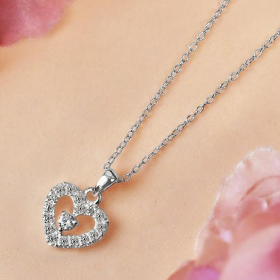 Modern 18k Gold Heart Shaped Diamond Necklace Gold Heart Necklace For Sale