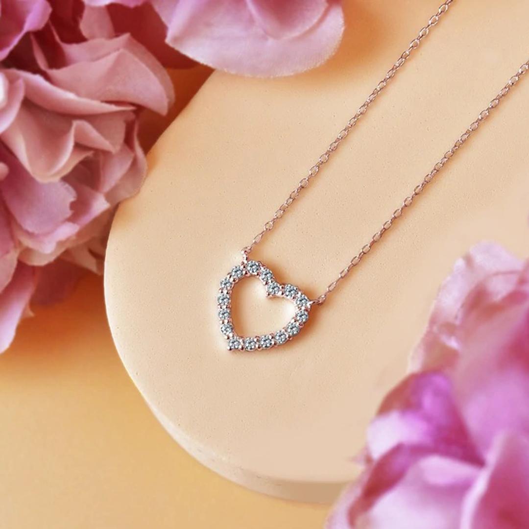 Taille ronde Collier cœur en or 18 carats avec diamants en forme de cœur en vente