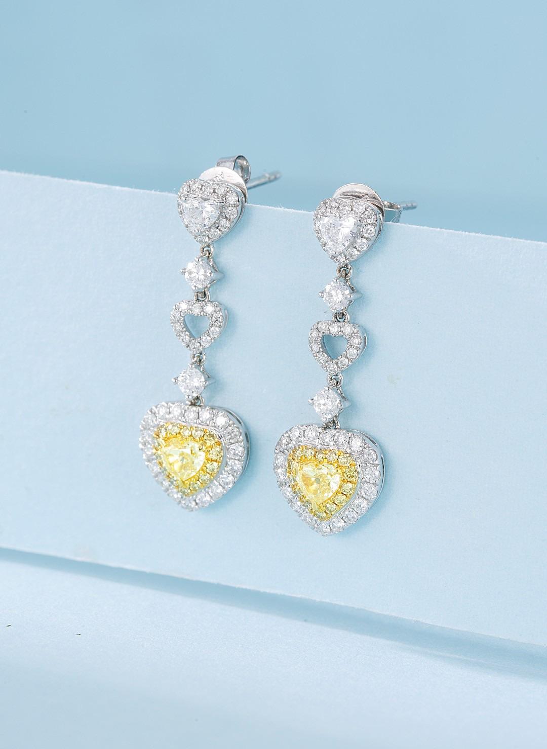 Orecchini a cerchio a forma di cuore in oro 18K con diamanti Nature In condizioni Nuovo in vendita a Hong Kong, HK