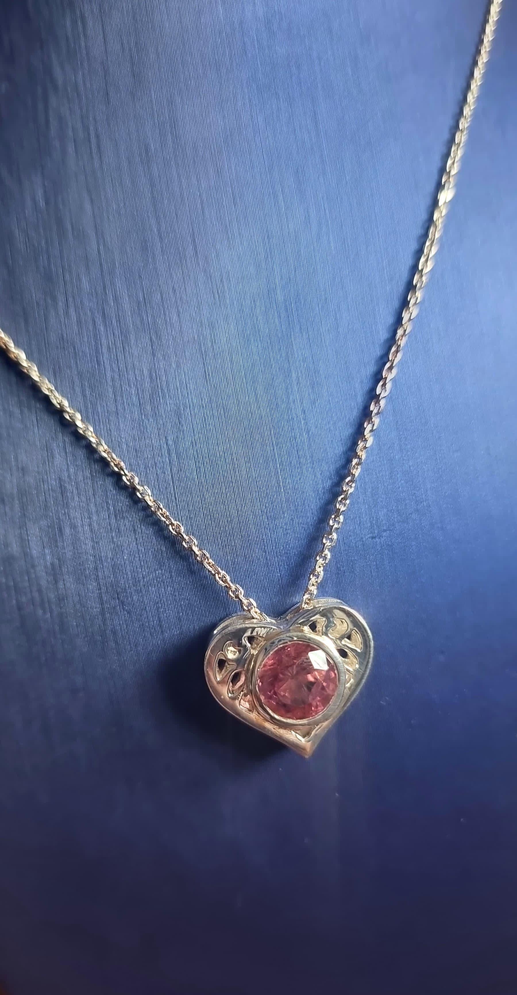 Colgante de oro de 18 quilates en forma de corazón con turmalina rosa natural de 4 ct

Este colgante está hecho de oro de 18 quilates y tiene forma de corazón, con una turmalina rosa natural redonda de 4 quilates. El oro está trabajado en un