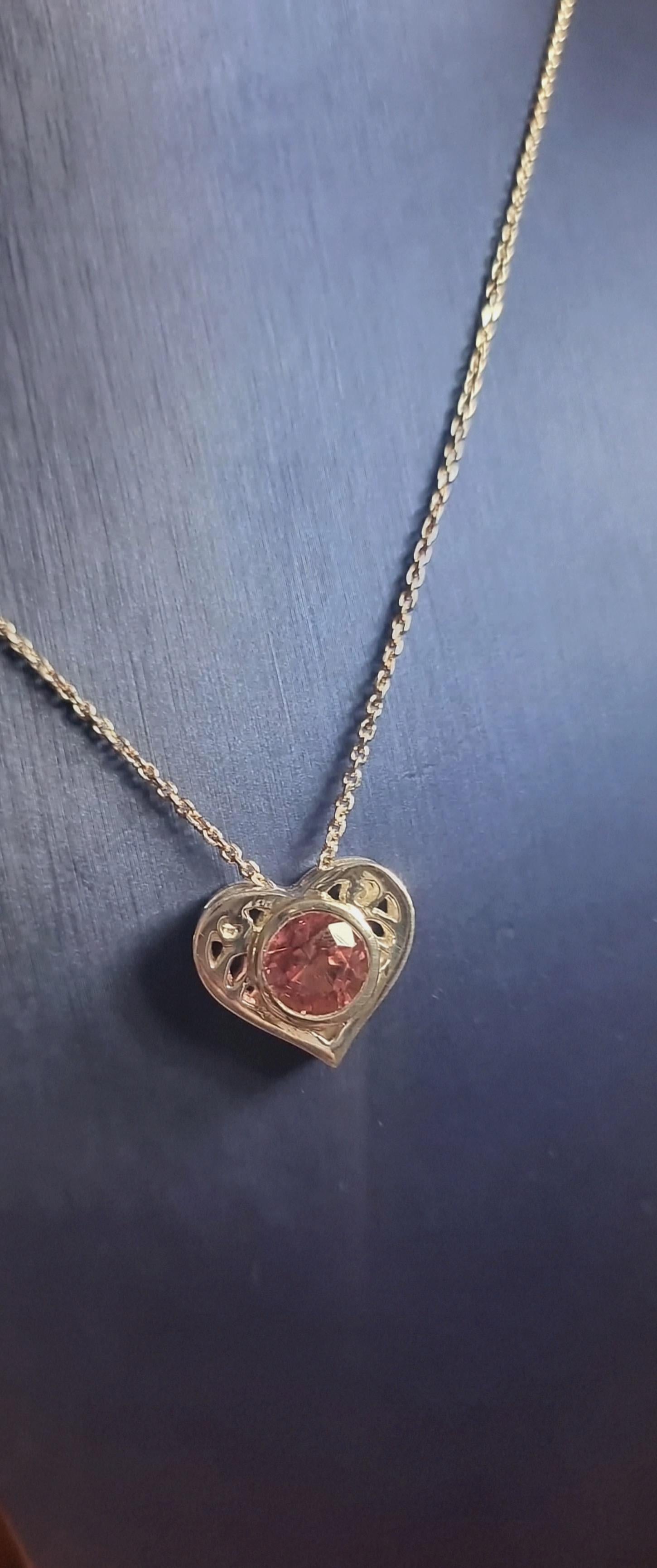 Colgante de oro de 18 quilates en forma de corazón con turmalina rosa natural de 4 ct Moderno en venta