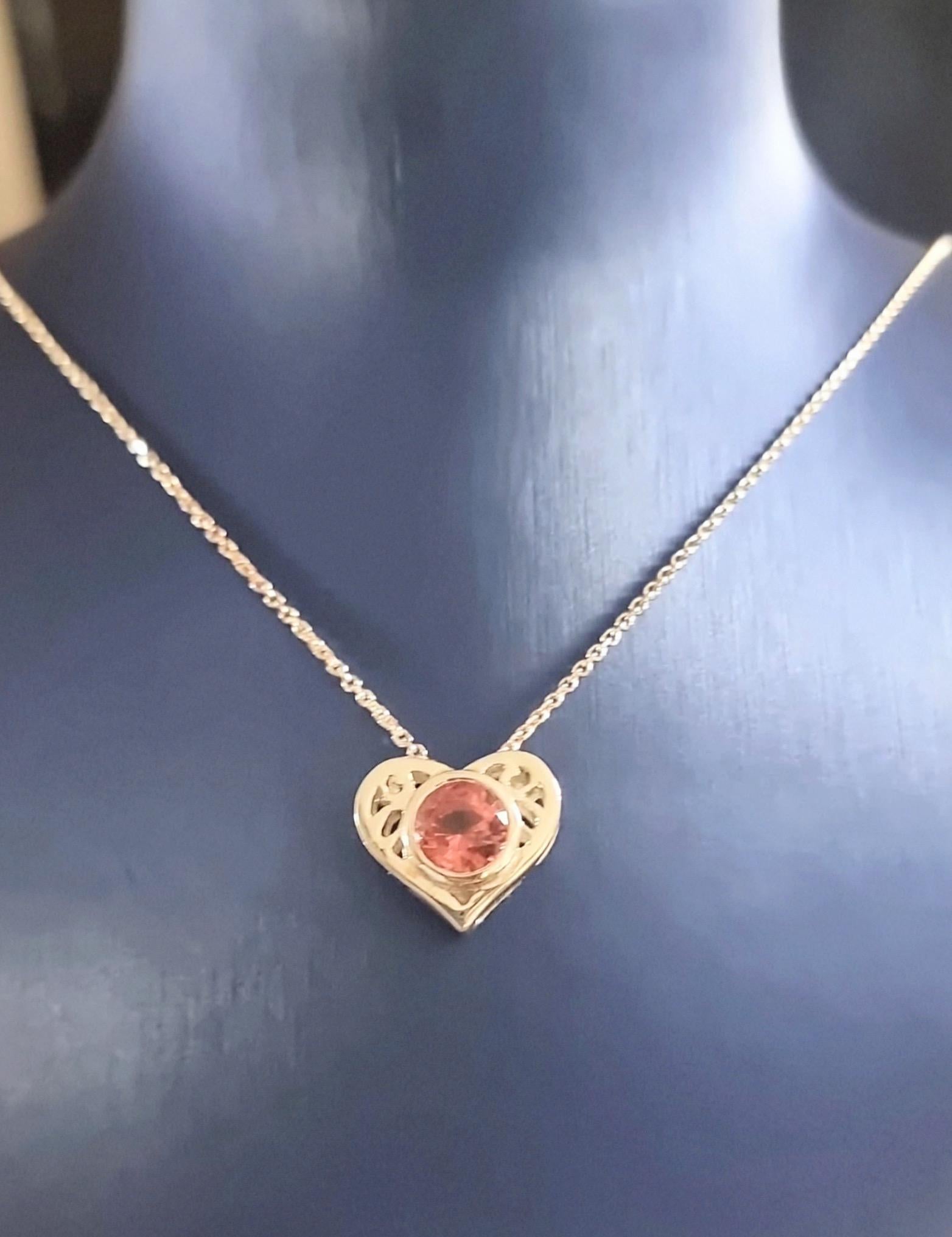 Colgante de oro de 18 quilates en forma de corazón con turmalina rosa natural de 4 ct Corte redondo en venta