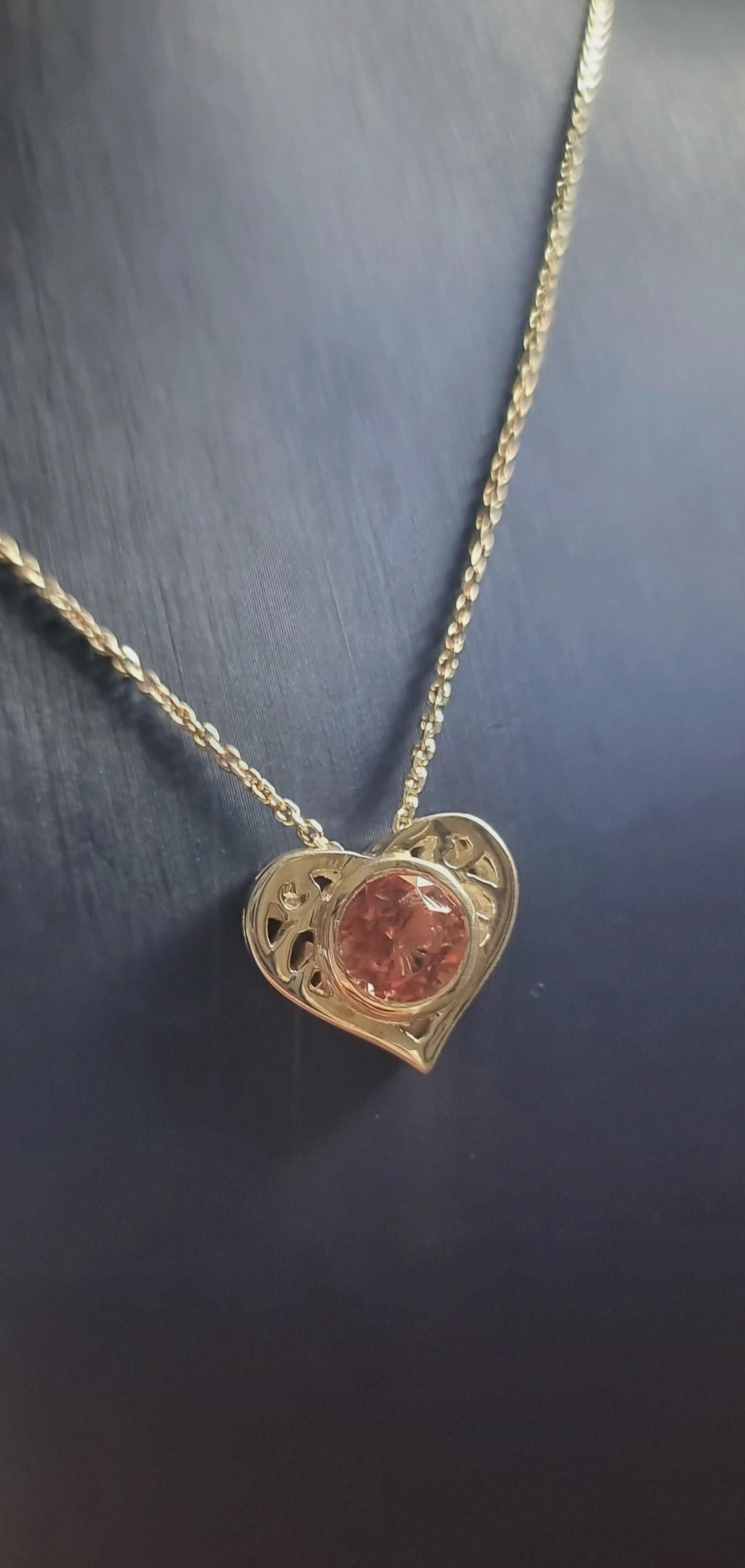 Femenino o masculino Colgante de oro de 18 quilates en forma de corazón con turmalina rosa natural de 4 ct en venta