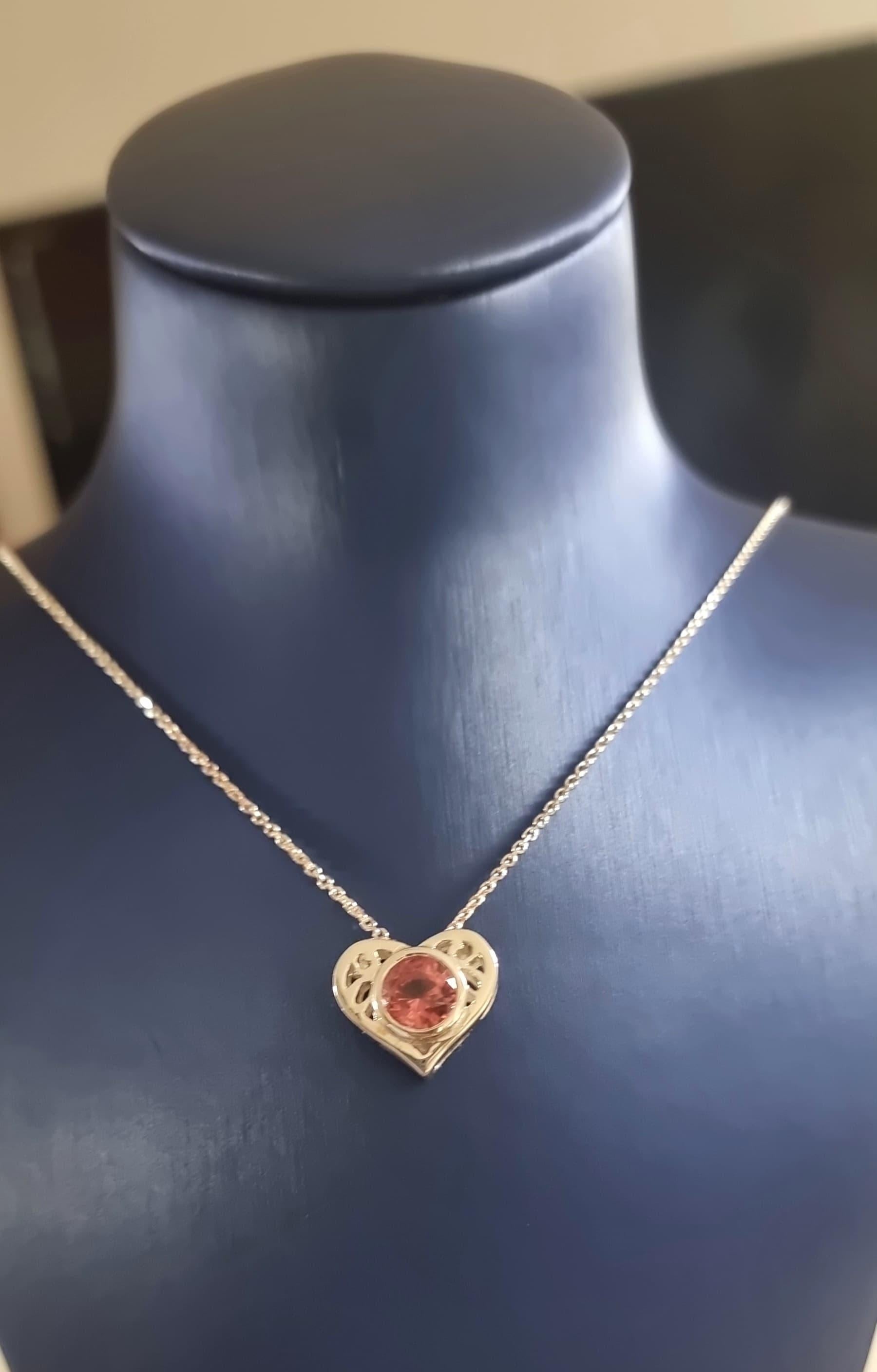 Colgante de oro de 18 quilates en forma de corazón con turmalina rosa natural de 4 ct en venta 1