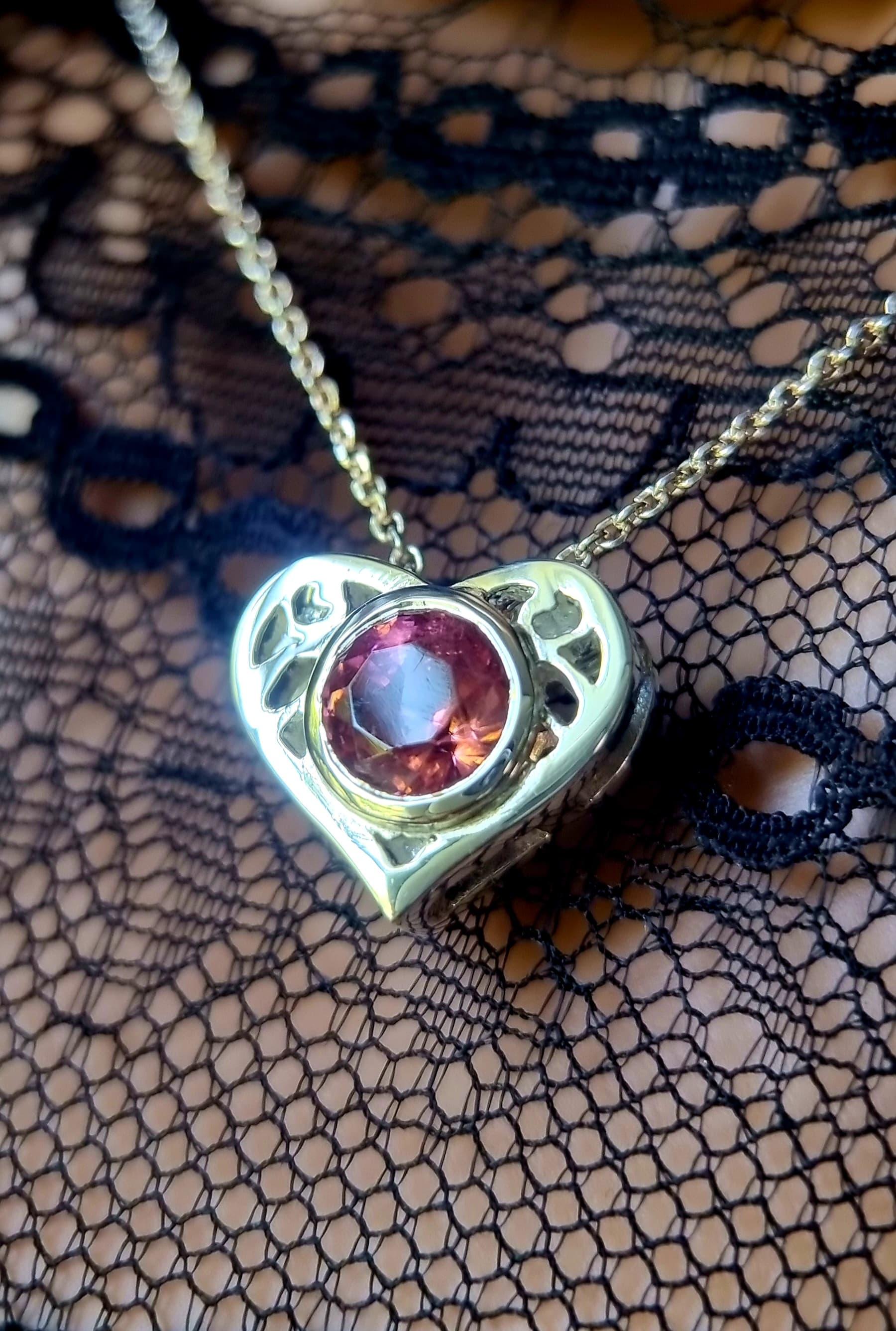 Colgante de oro de 18 quilates en forma de corazón con turmalina rosa natural de 4 ct en venta 3