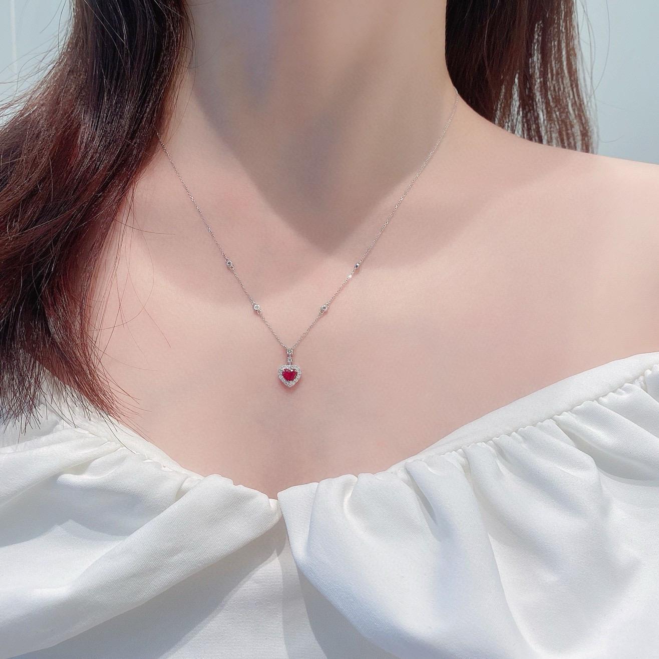 18 Karat Gold Herzförmige Rubin-Halo-Diamant-Halskette (Moderne) im Angebot