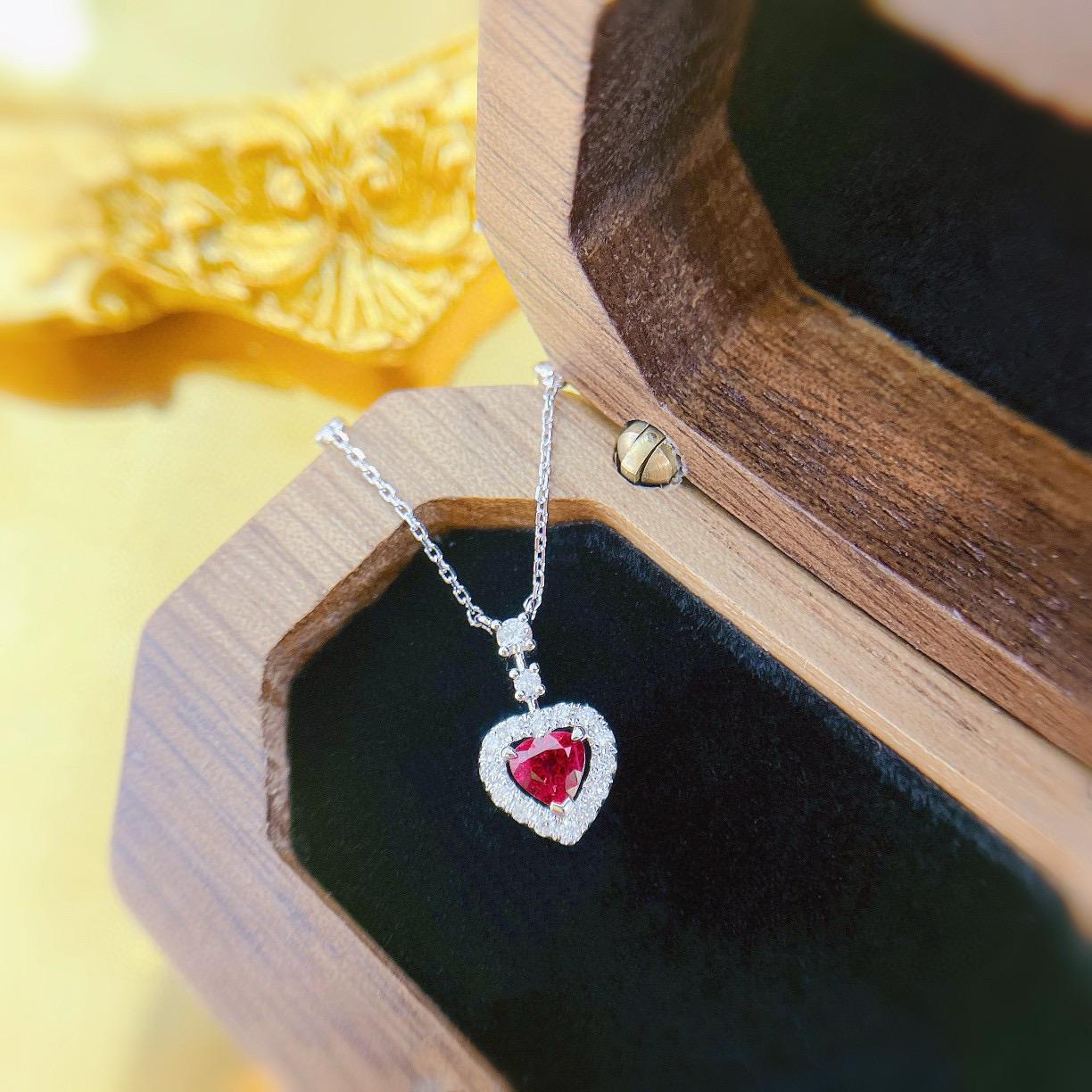 18 Karat Gold Herzförmige Rubin-Halo-Diamant-Halskette (Herzschliff) im Angebot