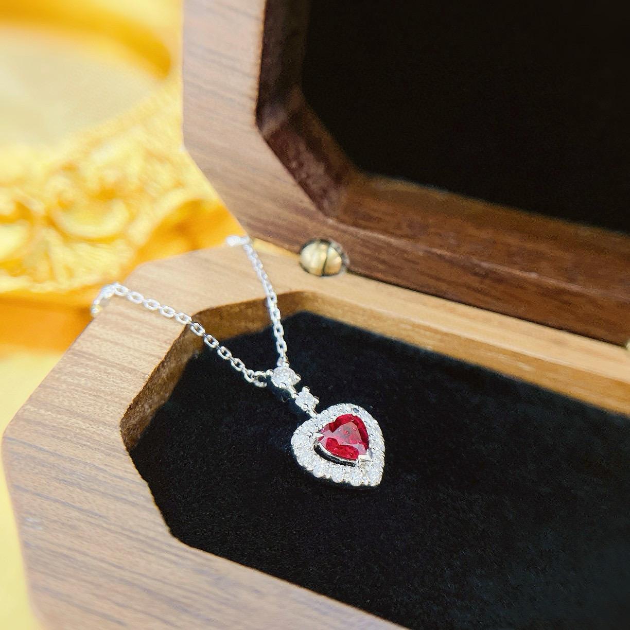 18 Karat Gold Herzförmige Rubin-Halo-Diamant-Halskette im Zustand „Neu“ im Angebot in Kowloon, HK