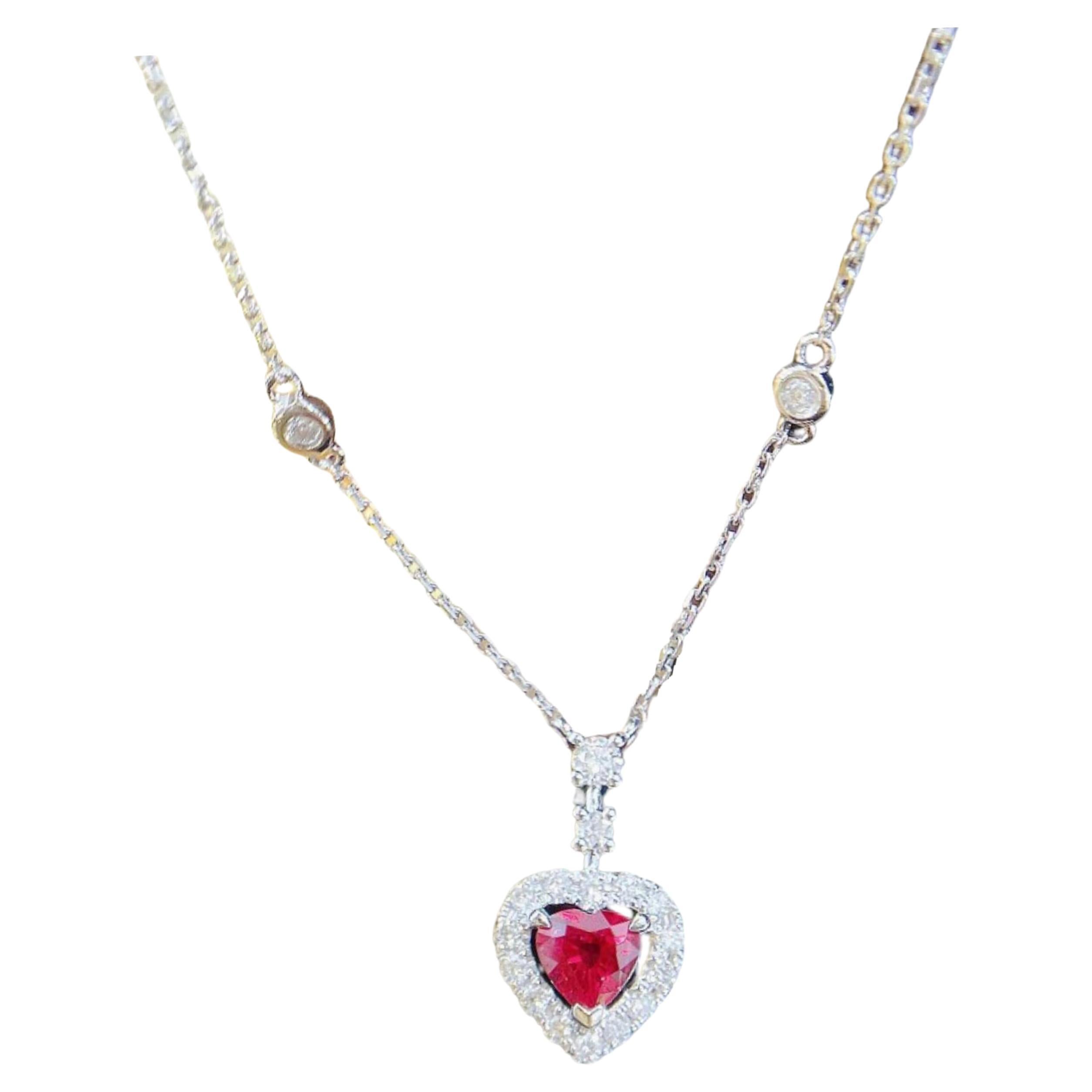 Collar de diamantes con halo de rubíes en forma de corazón de oro de 18 quilates