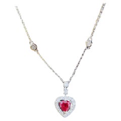 Collar de diamantes con halo de rubíes en forma de corazón de oro de 18 quilates