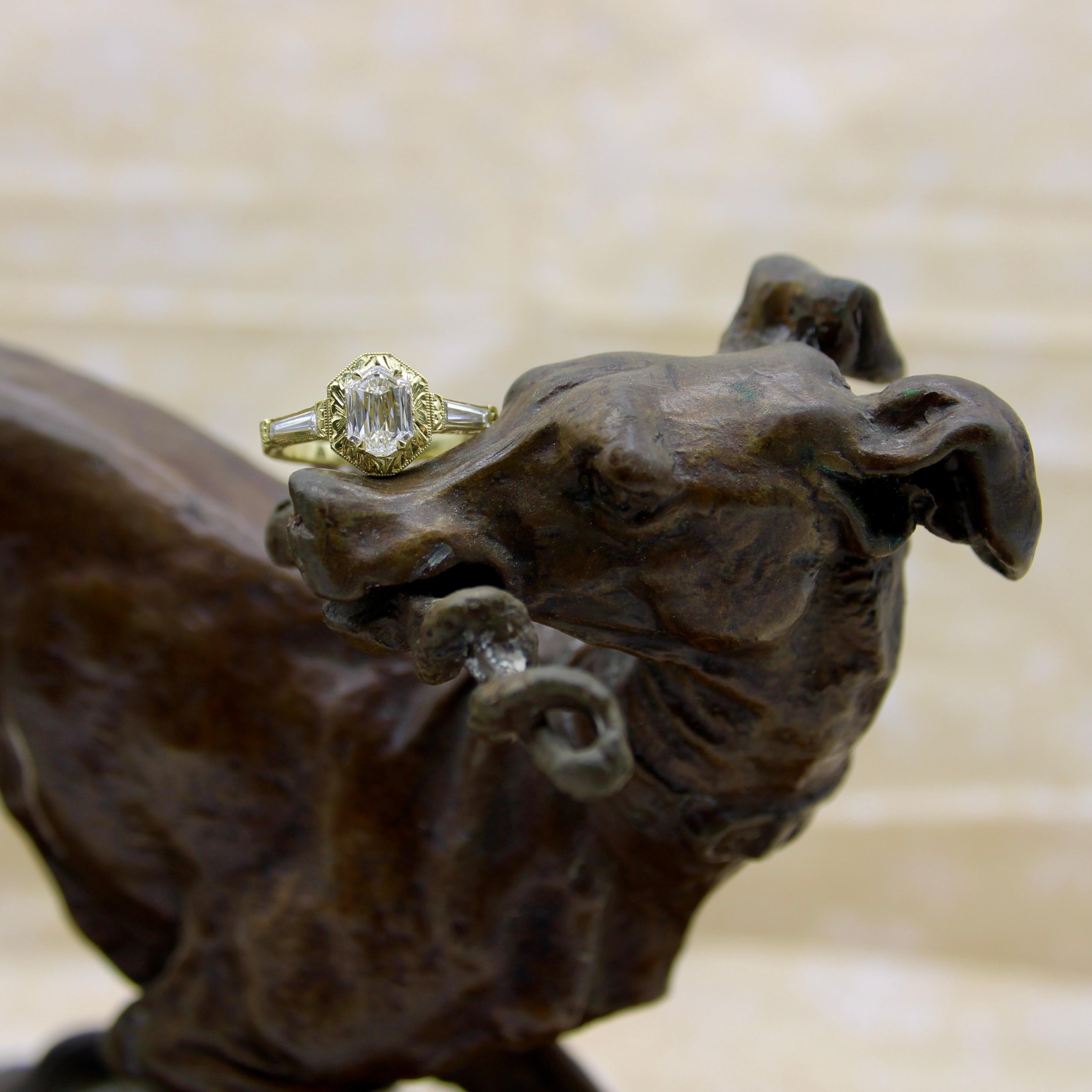 Bague en or 18K gravée à la main d'un diamant hexagonal en vente 4