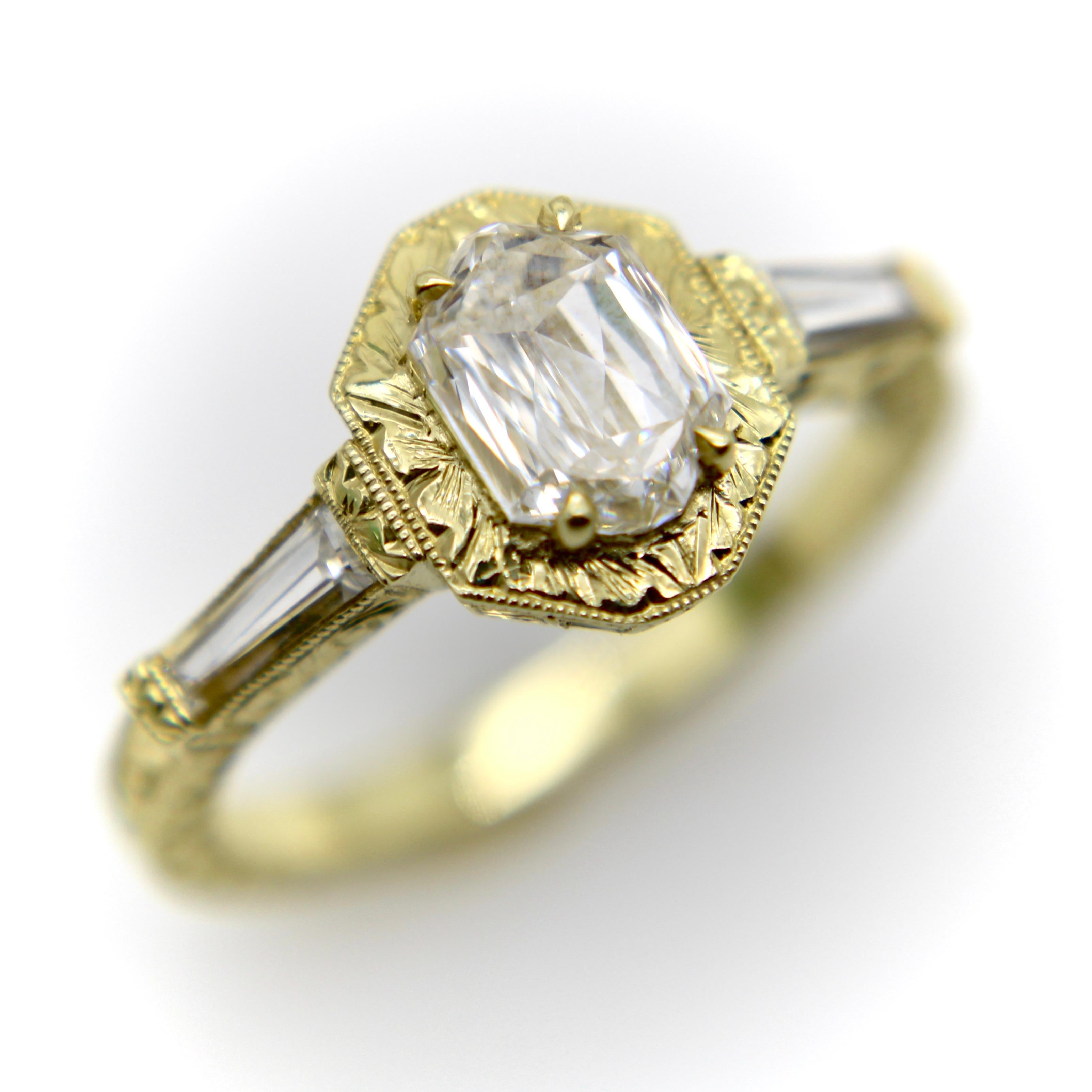 Taille brillant Bague en or 18K gravée à la main d'un diamant hexagonal en vente