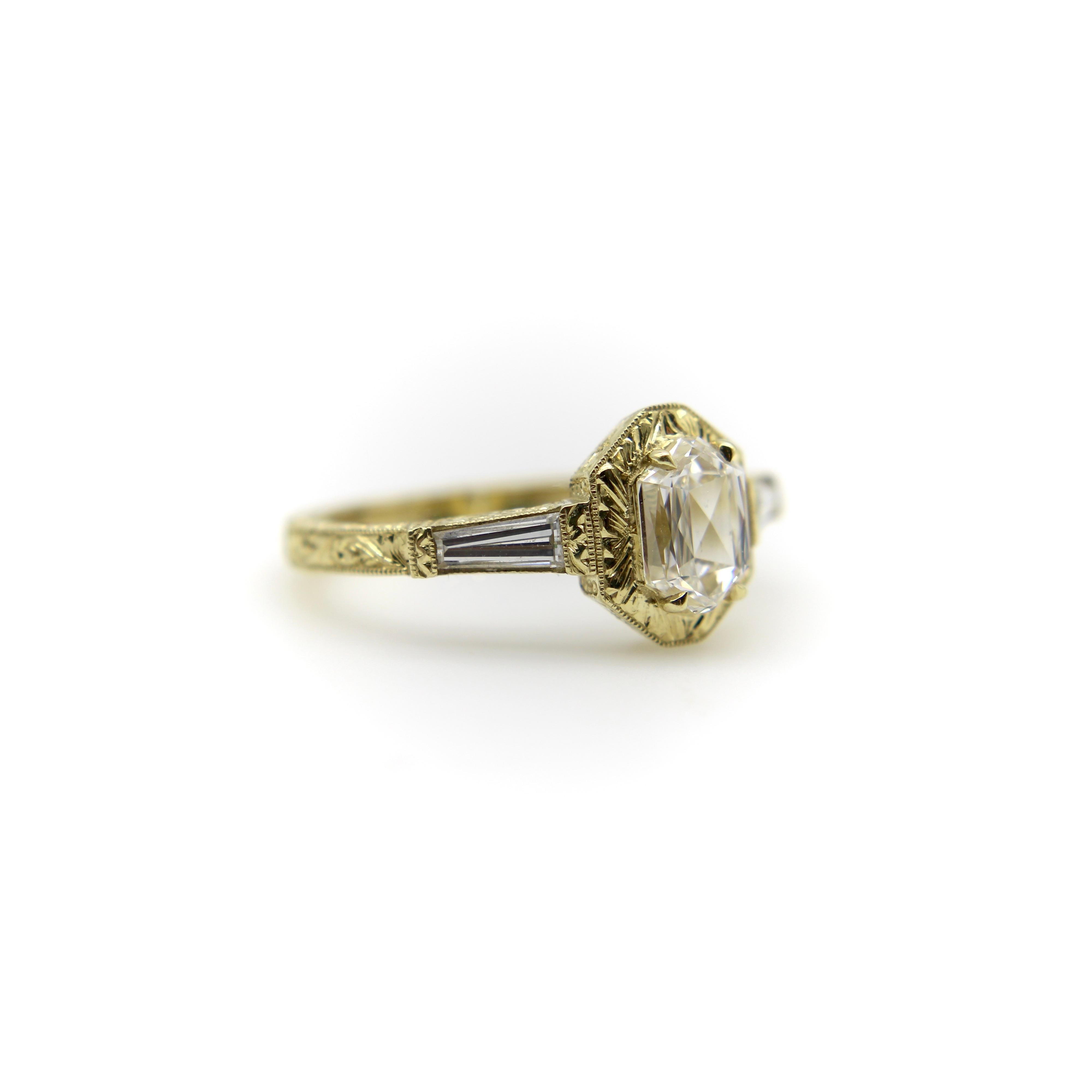 Bague en or 18K gravée à la main d'un diamant hexagonal Neuf - En vente à Venice, CA