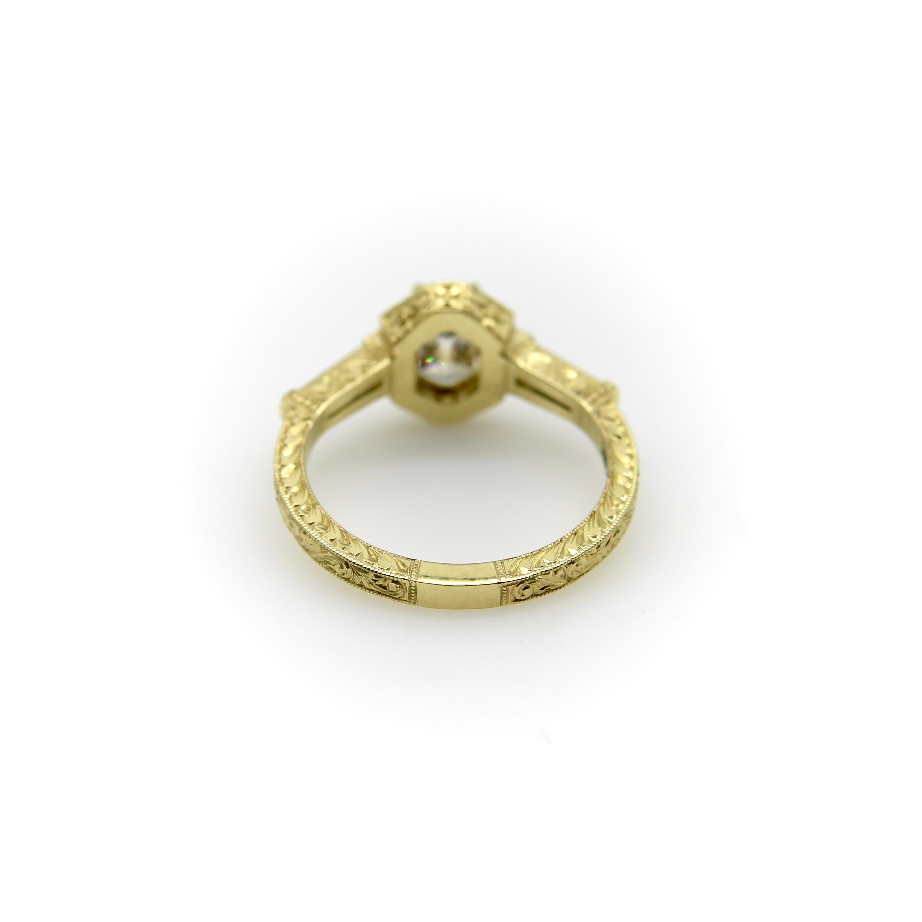 Bague en or 18K gravée à la main d'un diamant hexagonal en vente 2