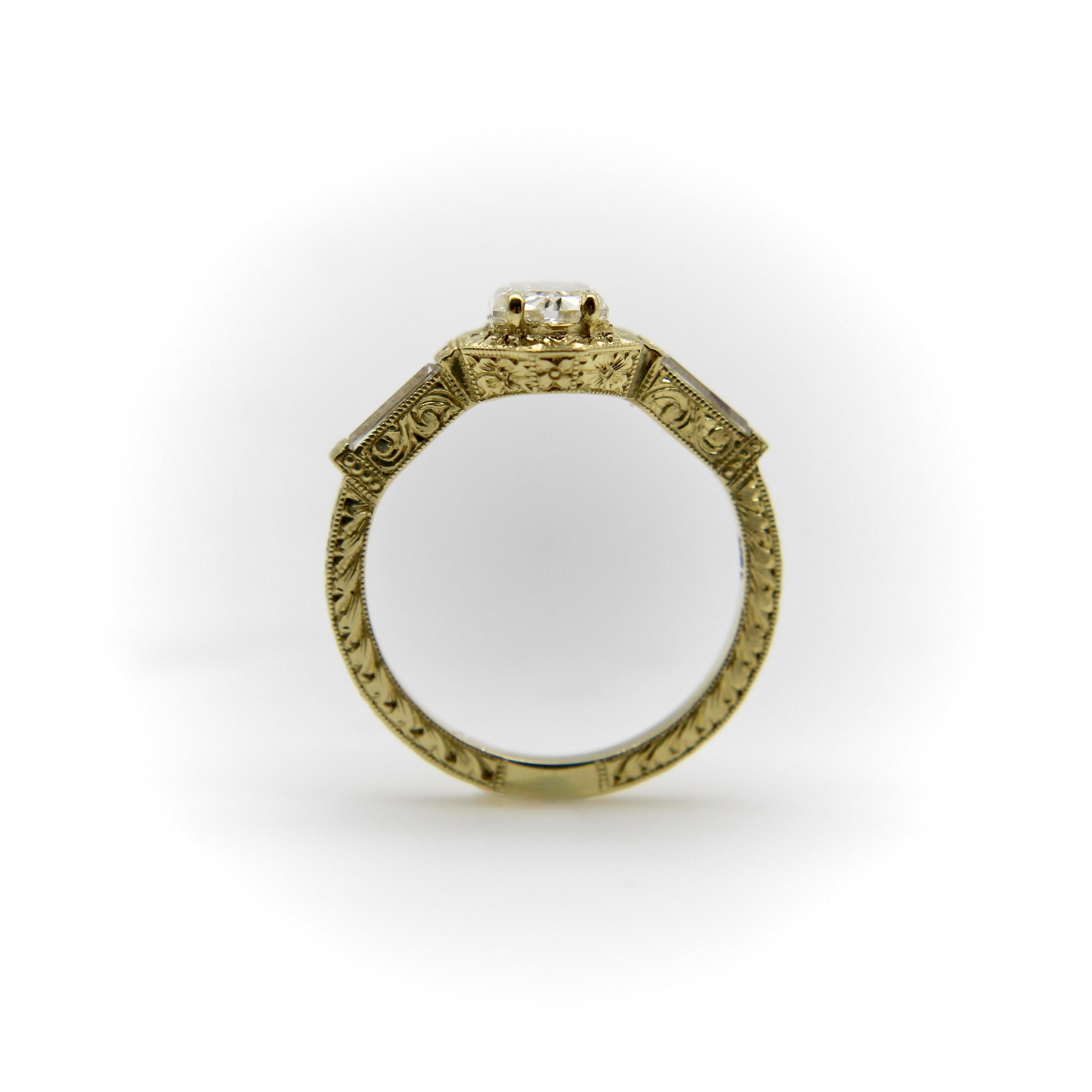Bague en or 18K gravée à la main d'un diamant hexagonal en vente 3