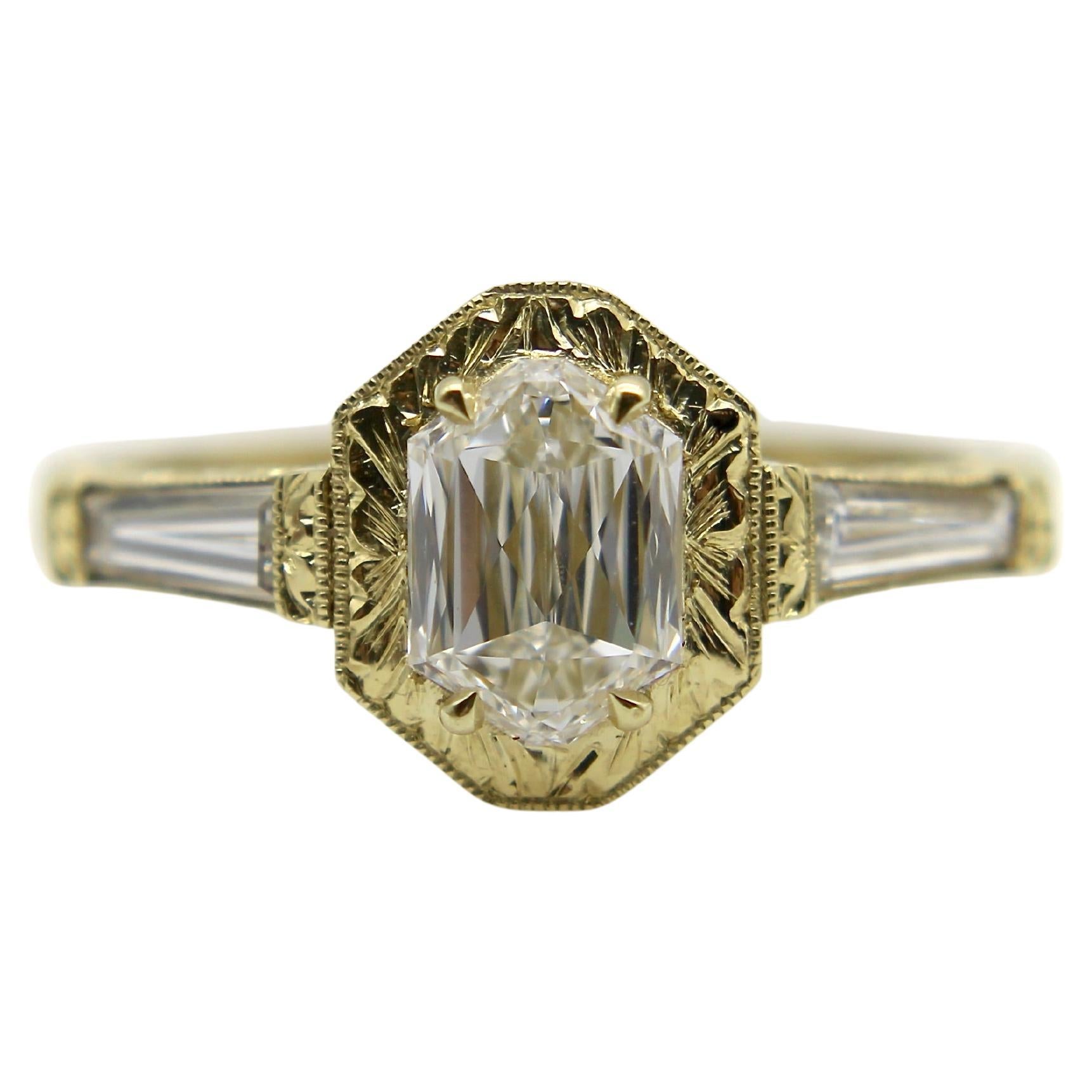 Bague en or 18K gravée à la main d
un diamant hexagonal en vente