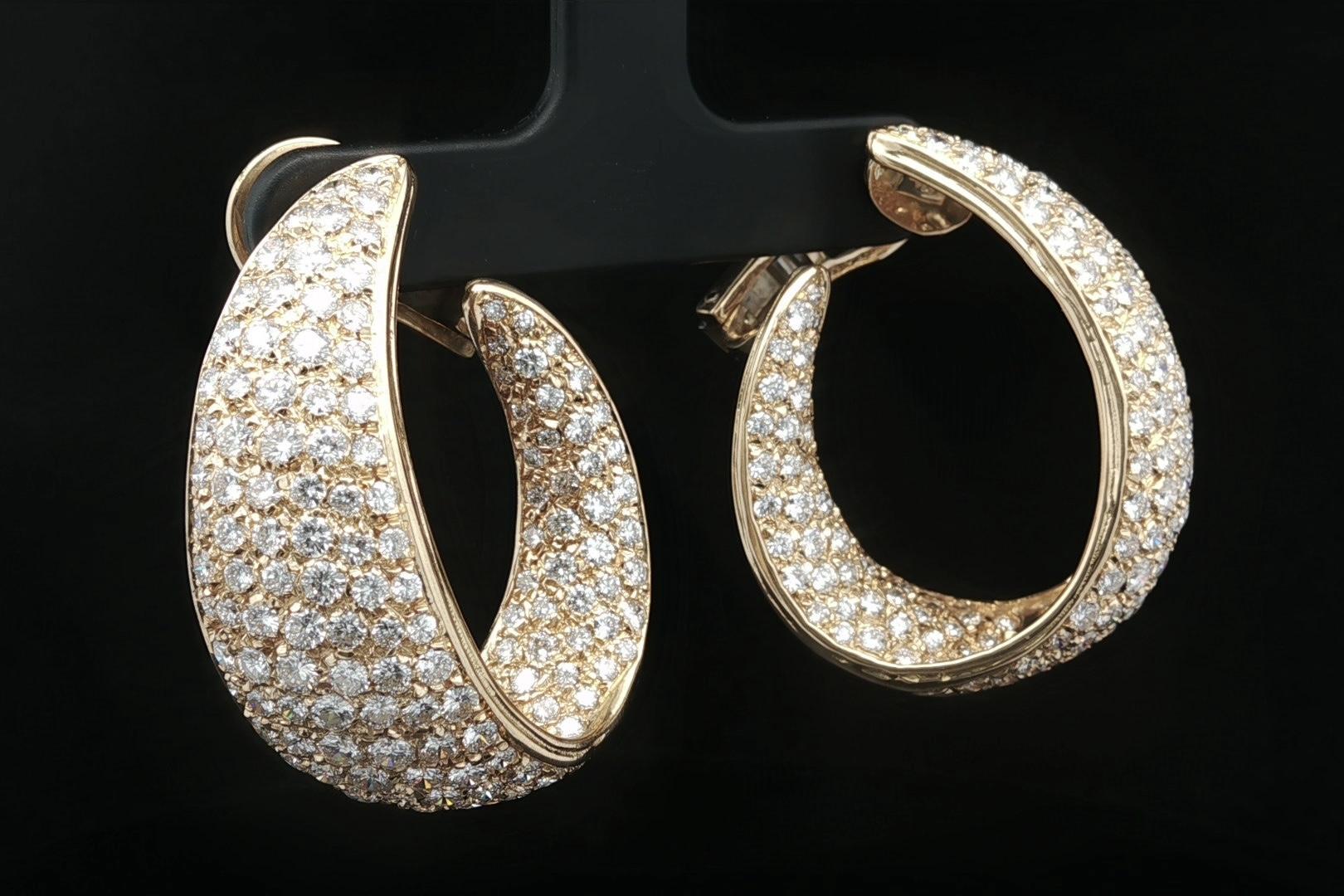 --Pierre(s) :...
Nombreux diamants naturels véritables - taille ronde et brillante - sertis en pavé - haute qualité - très beaux diamants blancs brillants - 6.0ctw (approx.)

MATERIAL : Or jaune 18k massif
Poids : 21,31 grammes
Fermeture : Clip On