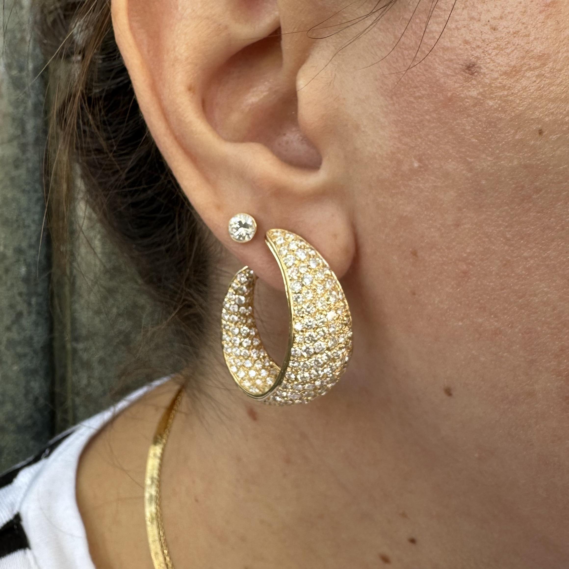 Boucles d'oreilles en or 18k avec diamant brillant et pavé 6ctw en vente 2