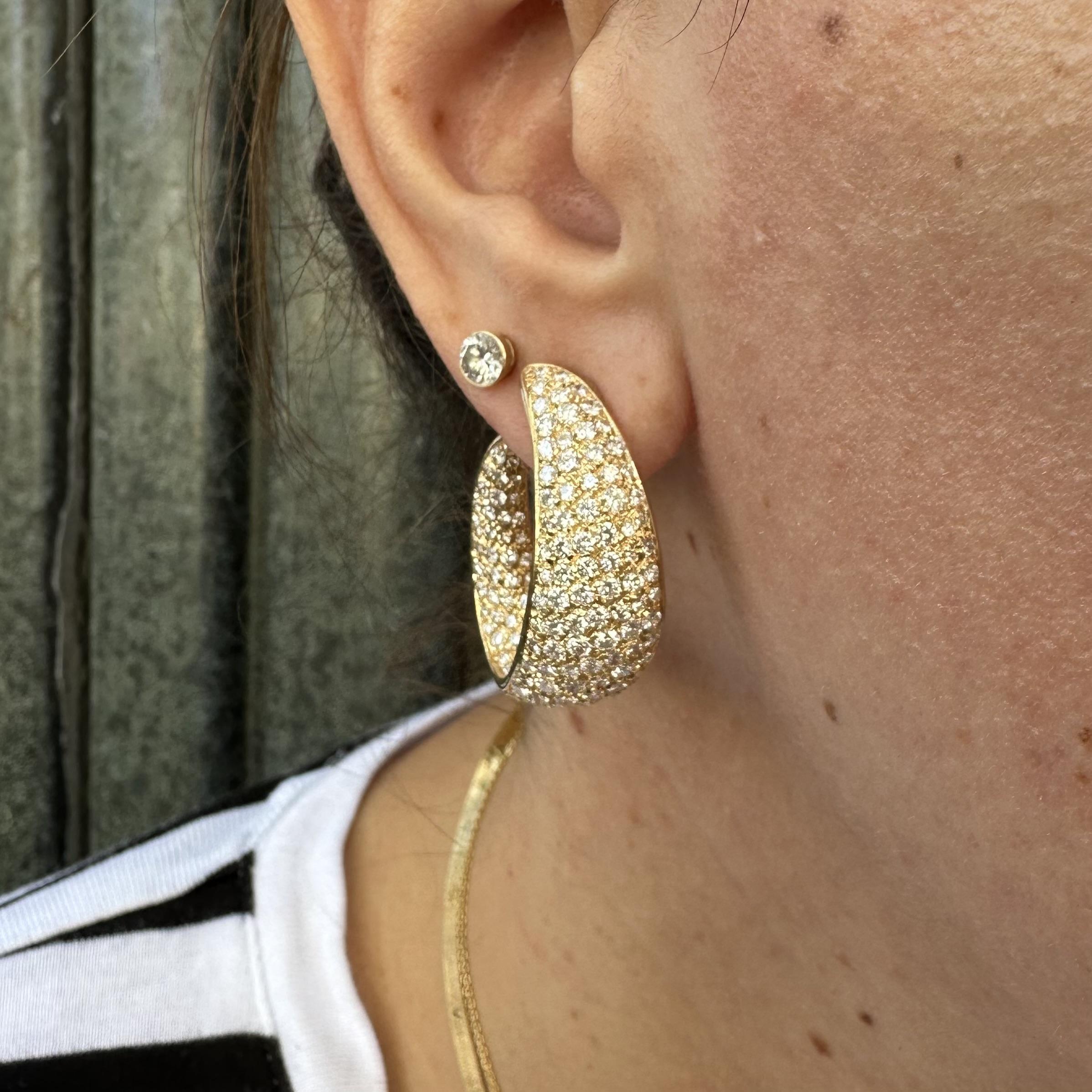 Boucles d'oreilles en or 18k avec diamant brillant et pavé 6ctw en vente 3
