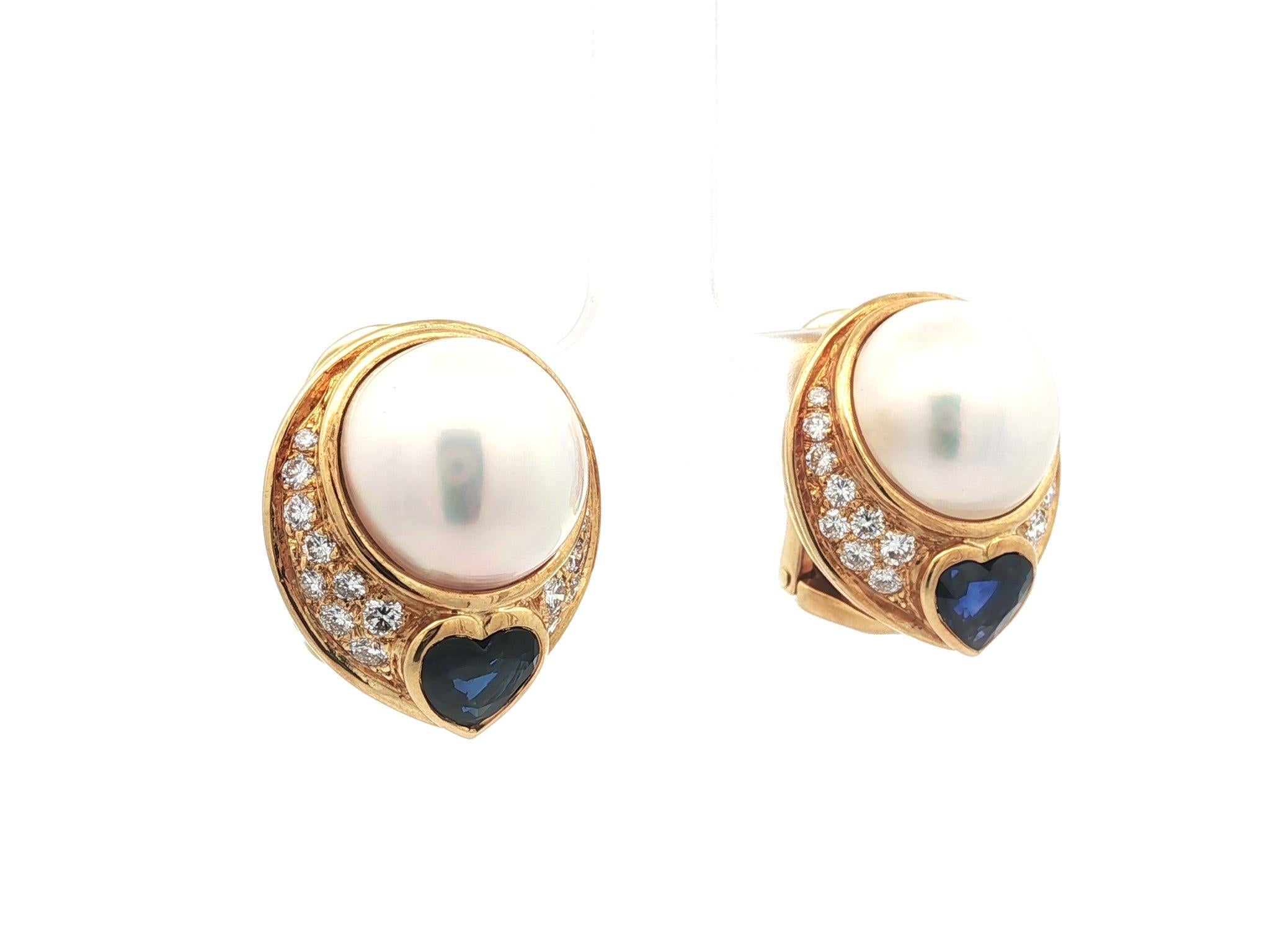 Boucles d'oreilles clips en or 18k avec perle Mabe, diamant et saphir en forme de coeur Excellent état - En vente à Montclair, NJ