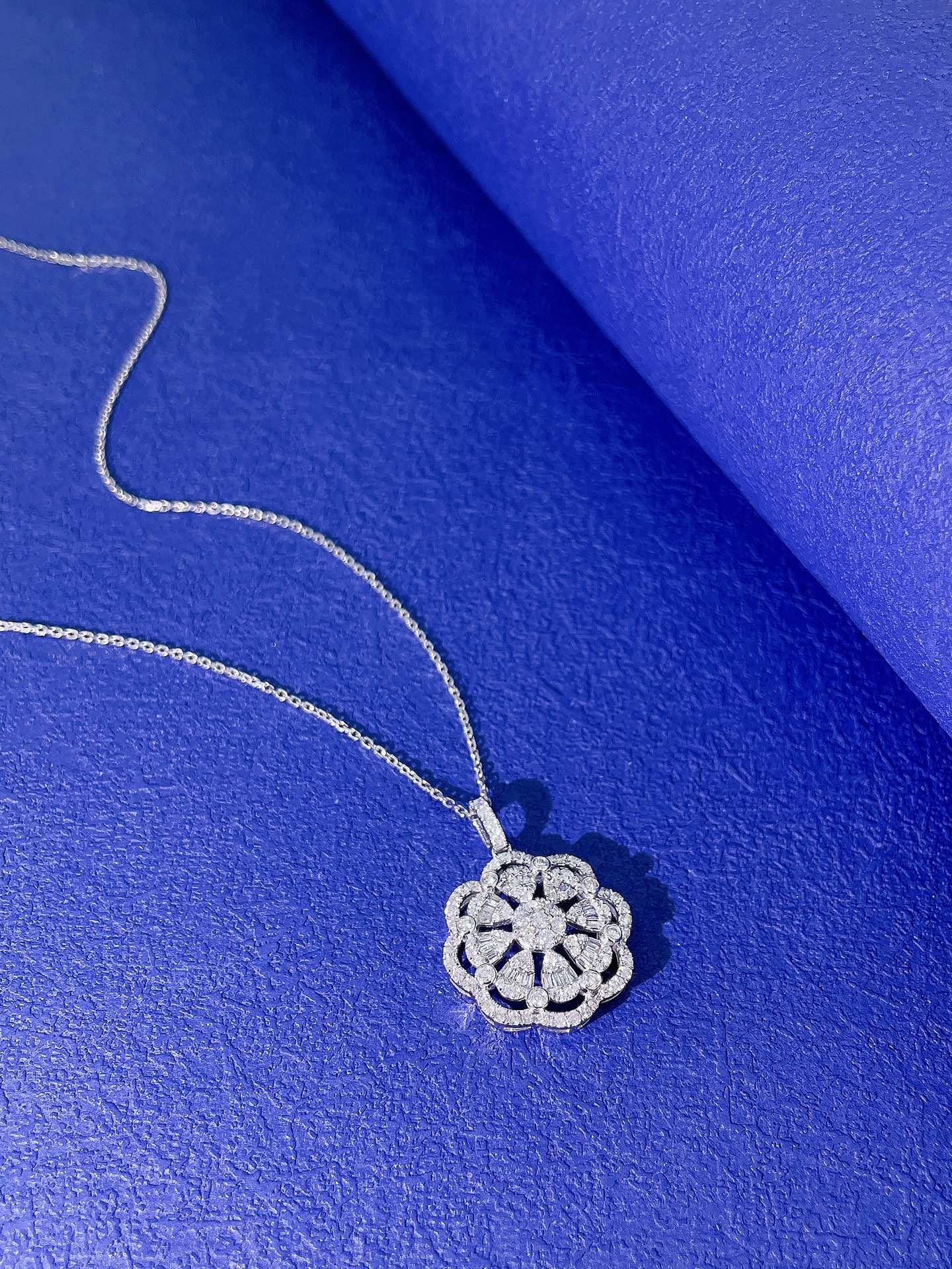 18K Gold Hollow Floral Wreath Necklace with Natural Diamonds

Metal: 18K Gold
Gemstone: Natural Diamonds
Design: Hollow floral wreath motif with delicate craftsmanship
Style: Lightweight yet striking, perfect for daily elegance or special