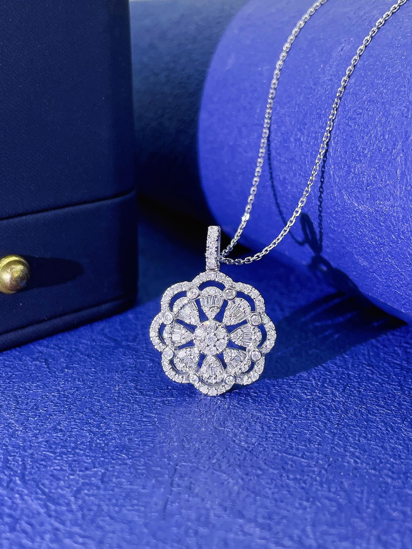 Modern 18K Gold Hollow Floral Wreath Necklace with Natural Diamonds For Sale