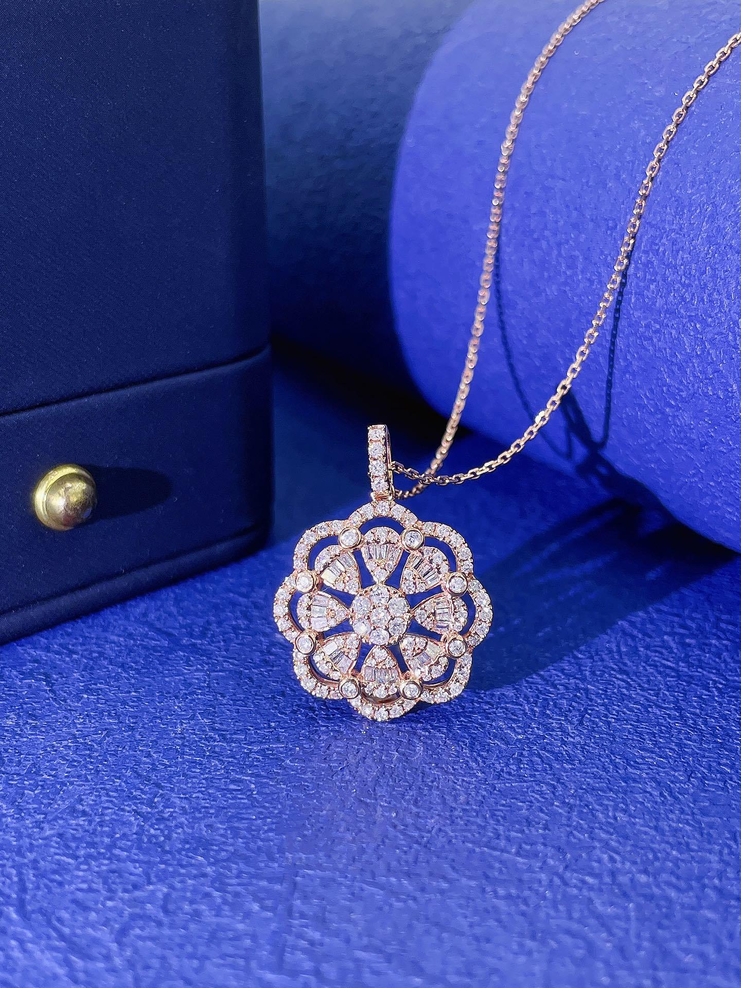 Round Cut 18K Gold Hollow Floral Wreath Necklace with Natural Diamonds For Sale