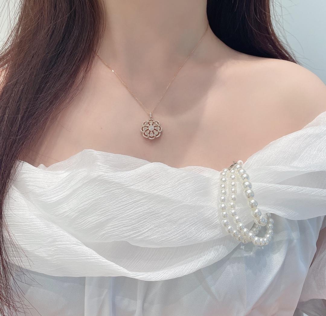 Women's 18K Gold Hollow Floral Wreath Necklace with Natural Diamonds For Sale