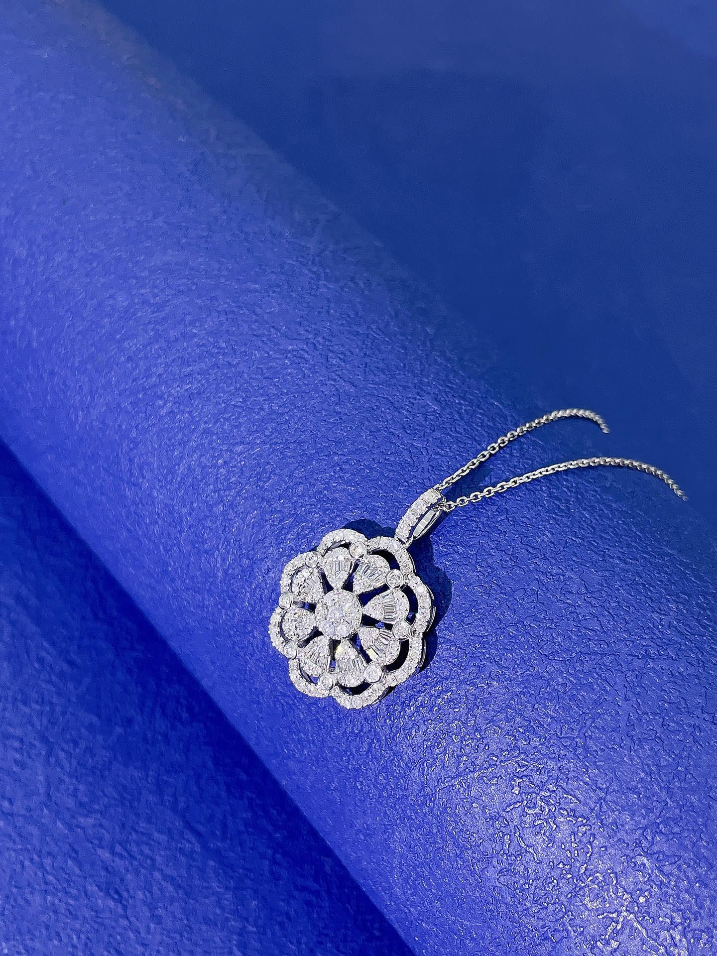 18K Gold Hollow Floral Wreath Necklace with Natural Diamonds For Sale 1