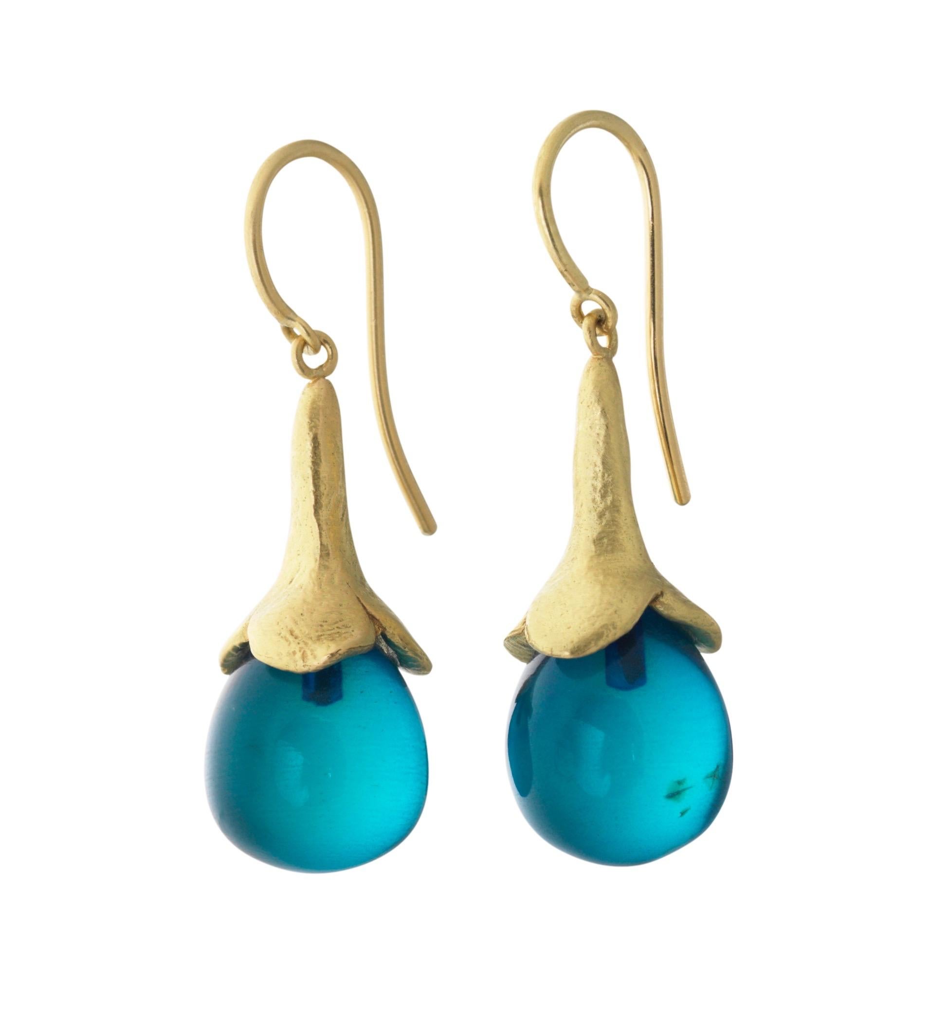 Artisan 18k Gold Hook Earrings with Grey Freshwater Pearls For Sale