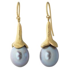Pendientes de Gancho de Oro de 18k con Perlas Grises de Agua Dulce