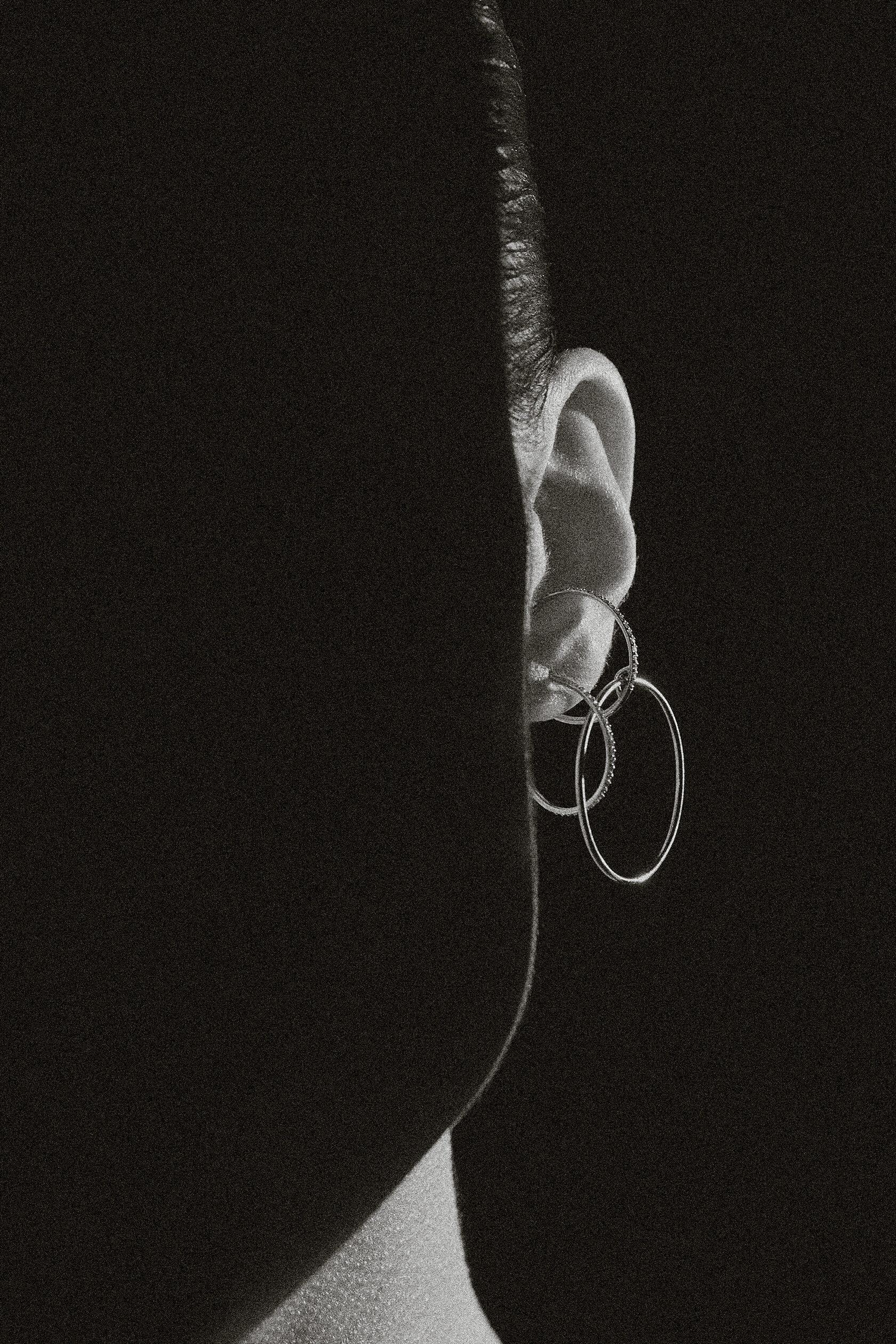 Moderne Boucle d'oreille en or 18k avec diamants en vente