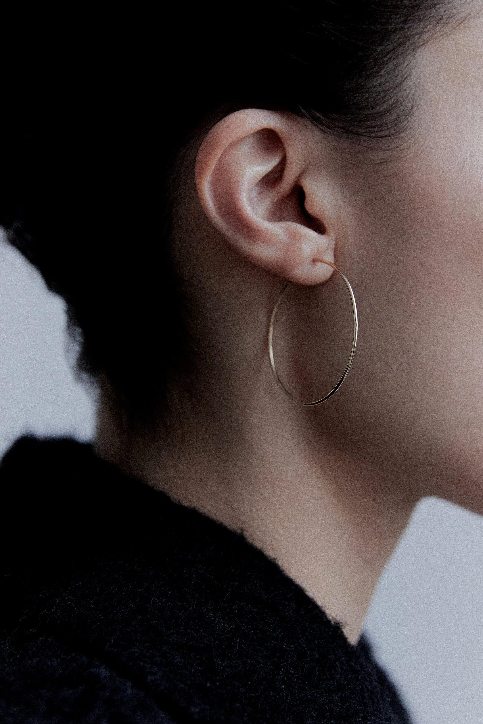 Earth S est une boucle d'oreille sculpturale et centrée de la collection Kaori - nommée en hommage à la légendaire femme samouraï dont la force tranquille, la précision et l'équilibre intérieur profond ont défini son chemin. Cette pièce s'inspire de