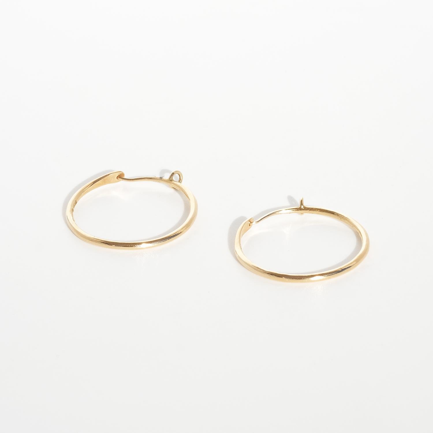 These 18 karat gold earrings of the 