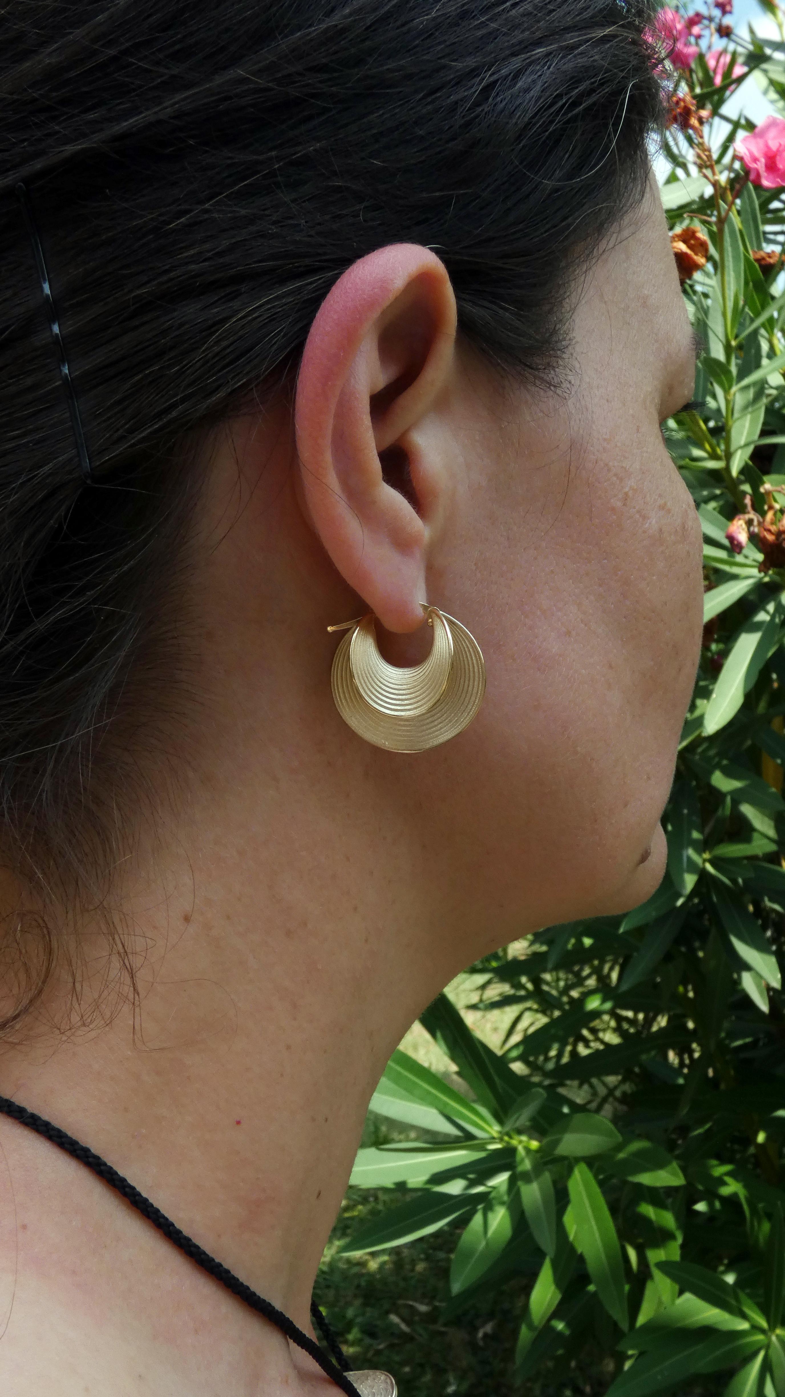 Oltremare Gioielli-Ohrringe aus 18 Karat Gold mit Creolen, hergestellt in Italien (Moderne) im Angebot