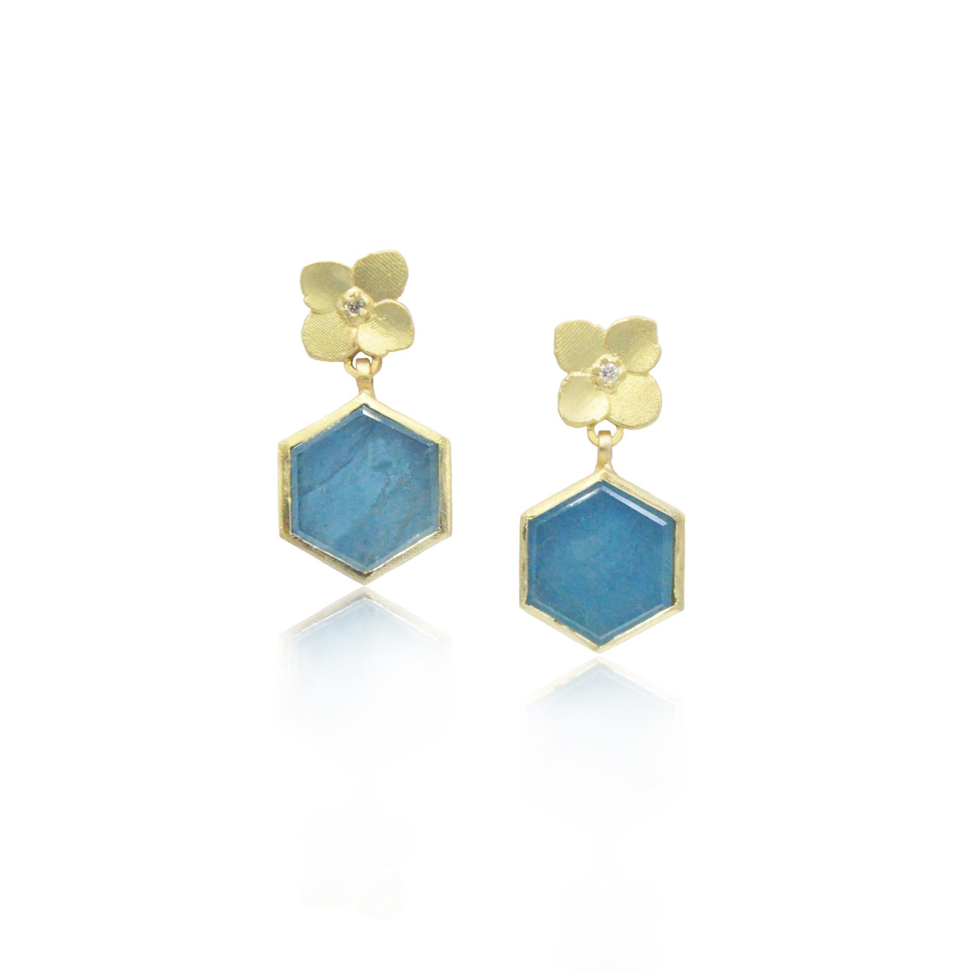Diese hübschen Ohrringe erinnern an die Schönheit des Frühlings. Zarte Hortensienblüten aus 18-karätigem Gold mit Diamanten in der Mitte sitzen auf einem wässrigen blauen Aquamarin, der in 18-karätigem Gold gefasst ist.

Wir bieten verschiedene