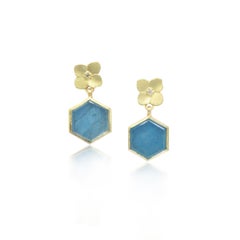Boucles d'oreilles à tranches en or 18 carats avec aigue-marine hexagonale et Hydrangea