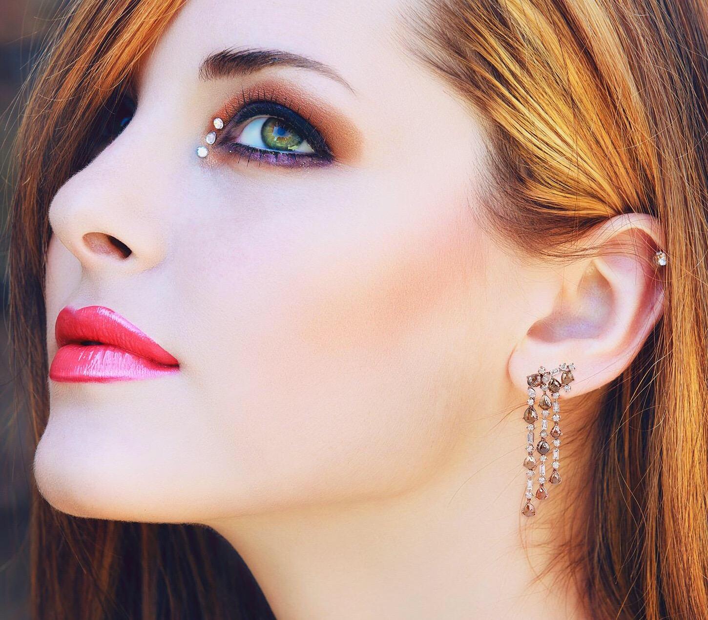 Contemporain Boucles d'oreilles glaçon en or 18 carats avec diamants fantaisie de 10,25 carats en vente