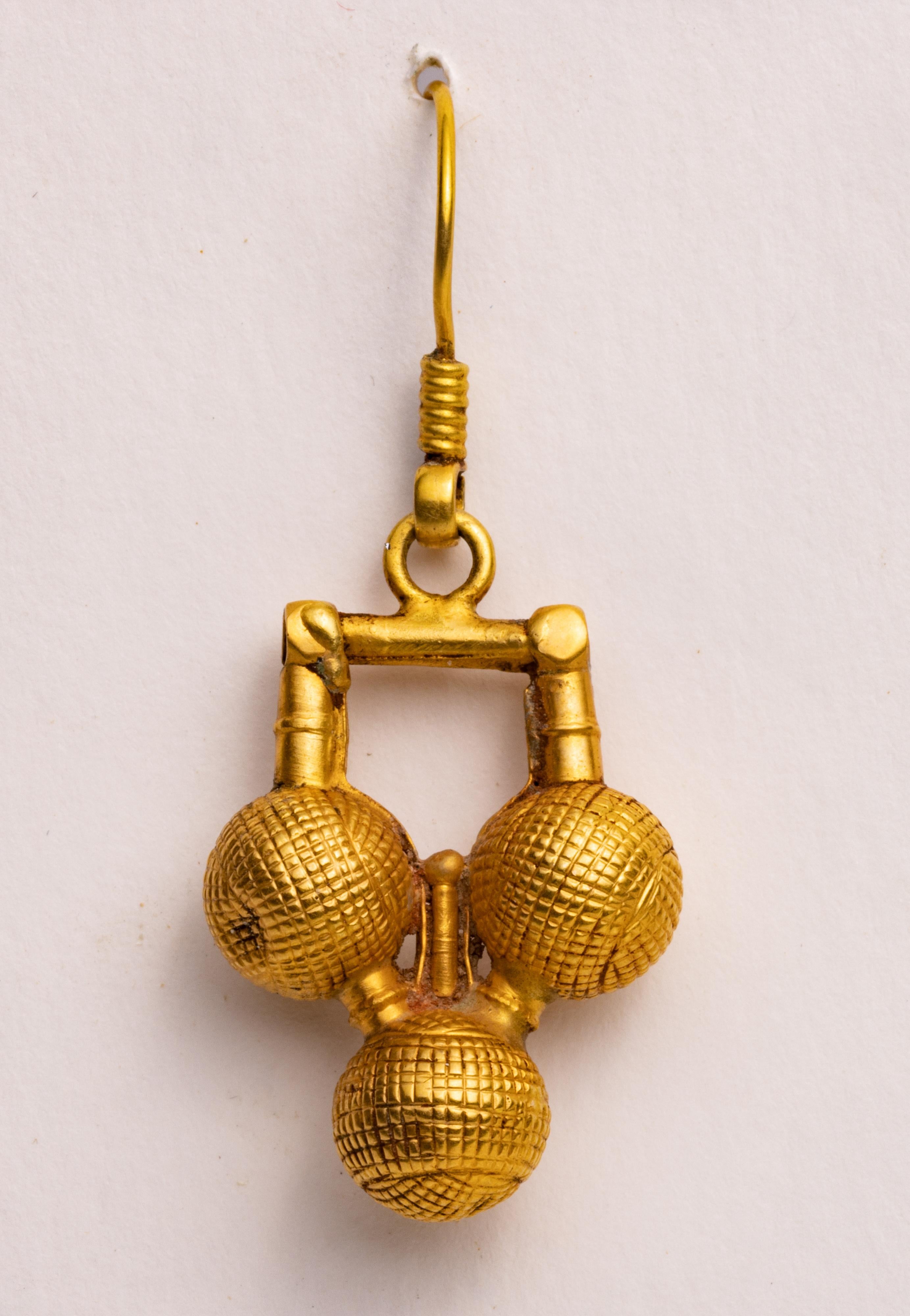 18K Gold Indian Dangle Drop Earrings In Good Condition For Sale In Nantucket, MA