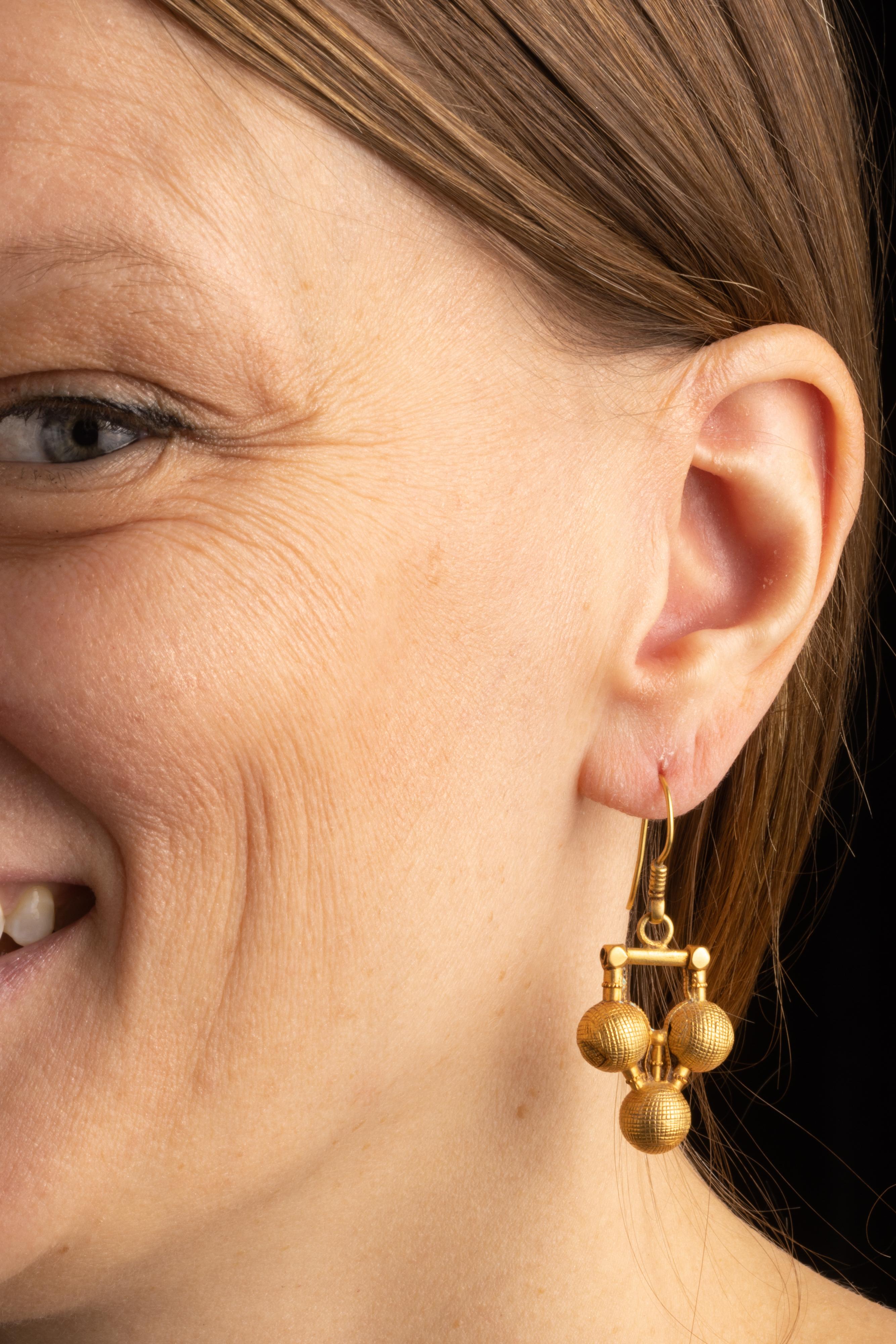 Women's or Men's 18K Gold Indian Dangle Drop Earrings For Sale