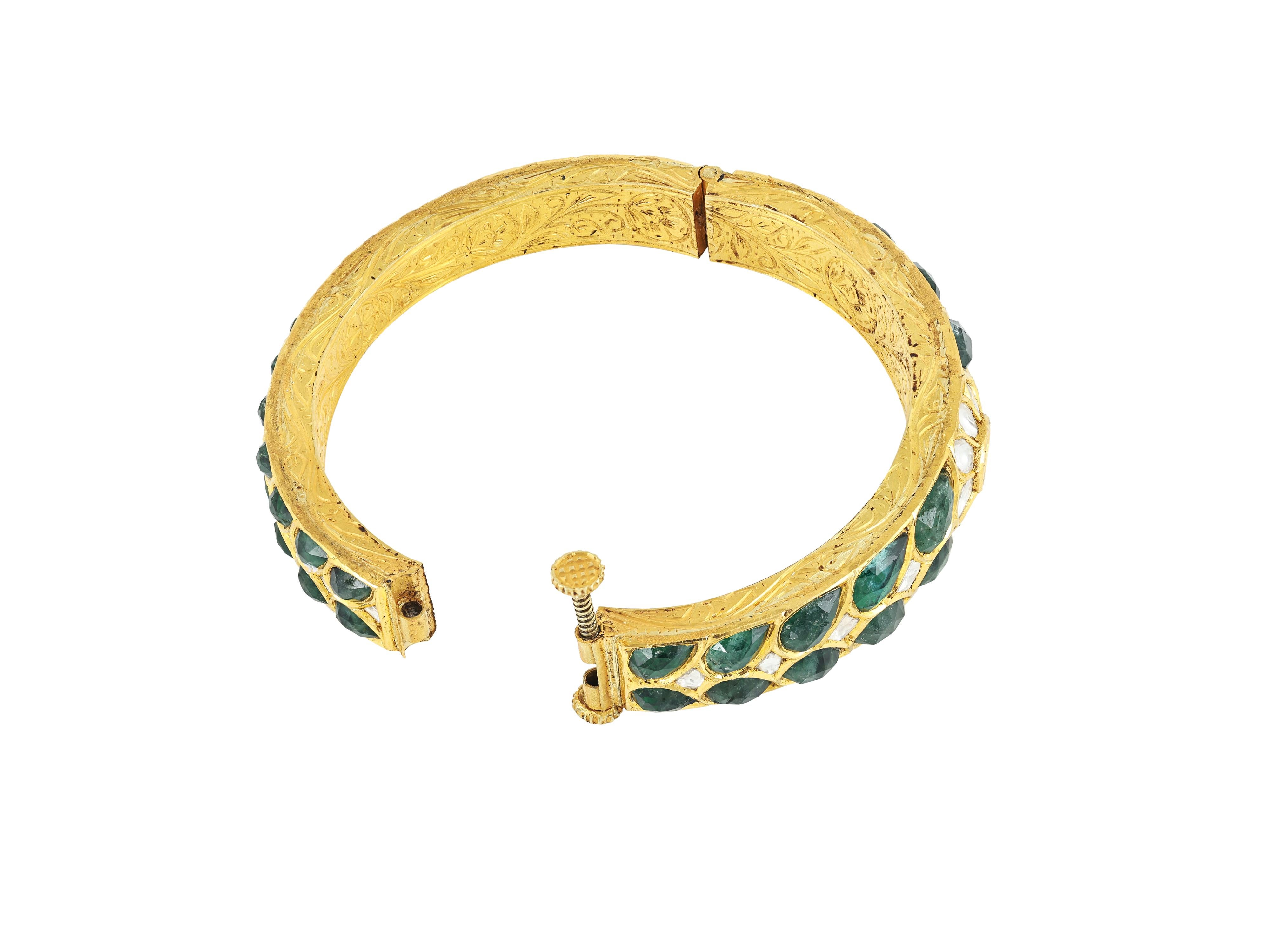 Bracciale Polki in oro 18 carati con smeraldo indiano e diamante naturale con incisione sul retro in vendita 6