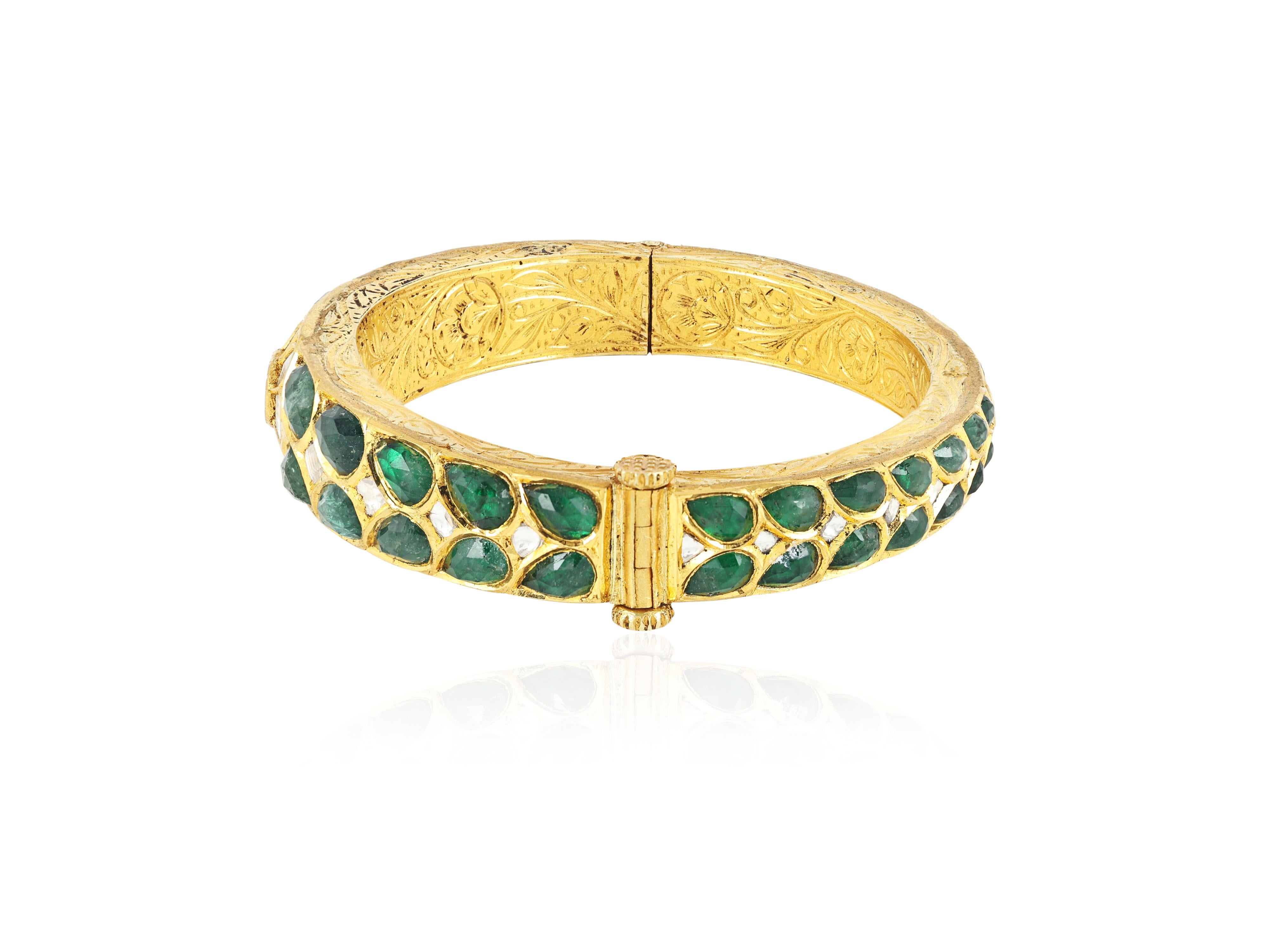 Bracciale Polki in oro 18 carati con smeraldo indiano e diamante naturale con incisione sul retro in vendita 7