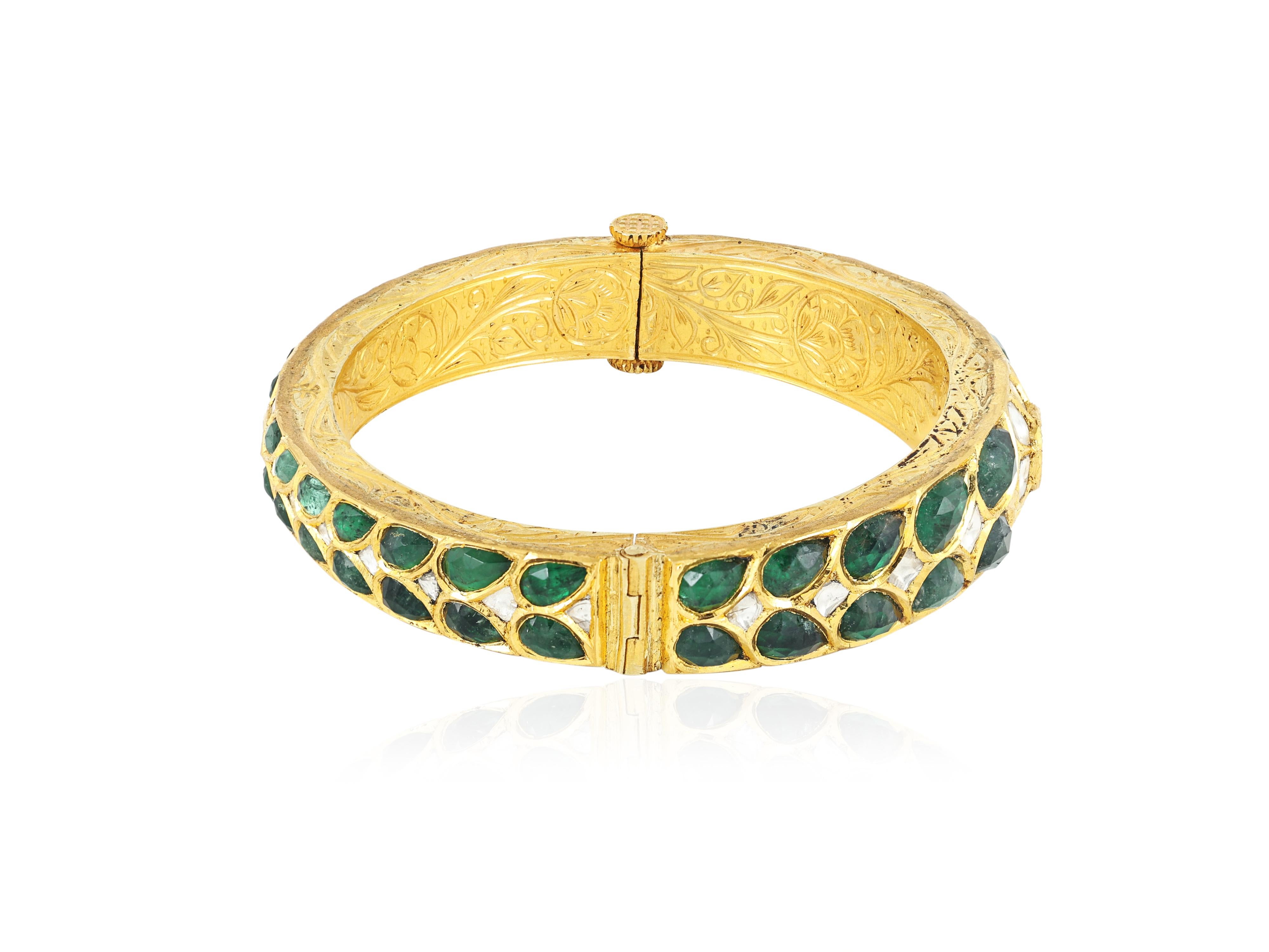 Bracciale Polki in oro 18 carati con smeraldo indiano e diamante naturale con incisione sul retro in vendita 8