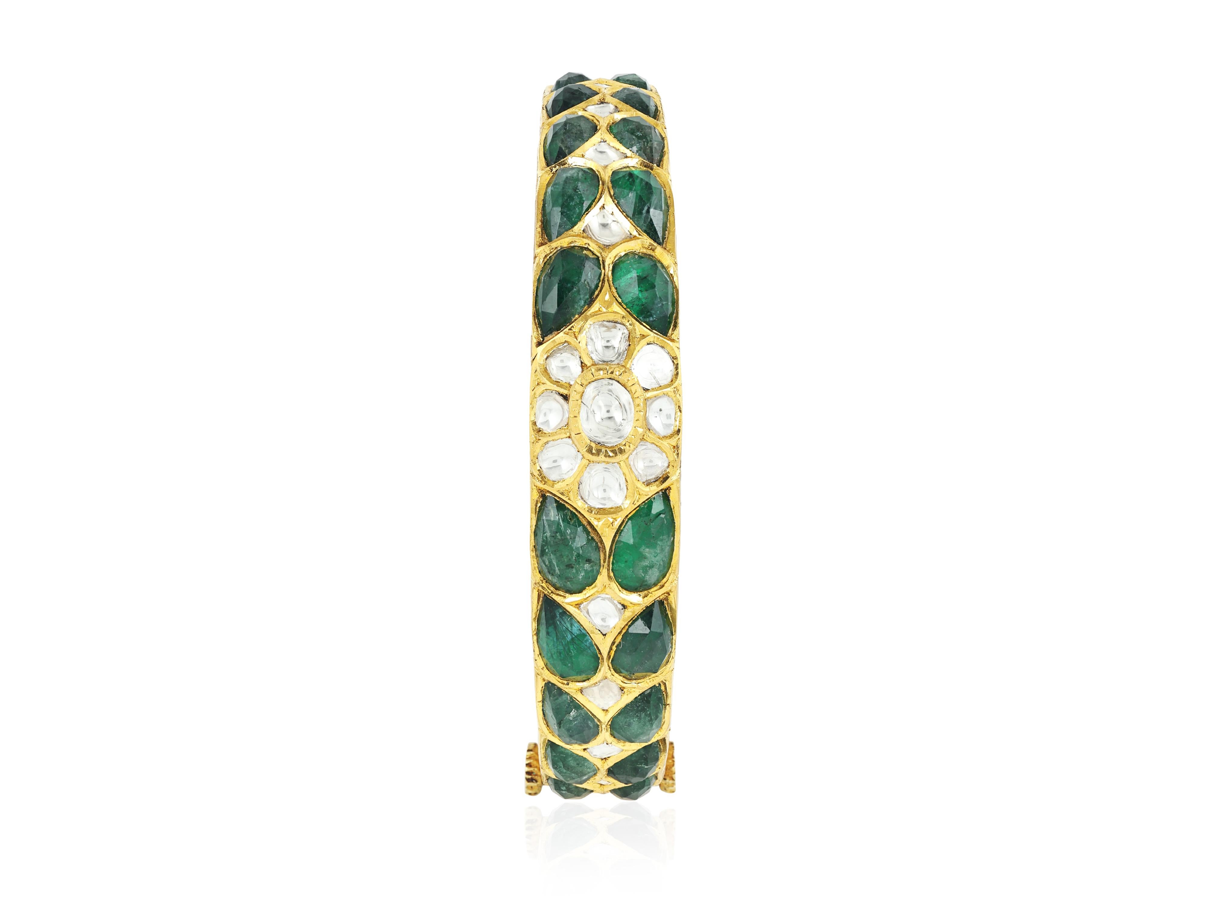 Taglio a goccia Bracciale Polki in oro 18 carati con smeraldo indiano e diamante naturale con incisione sul retro in vendita