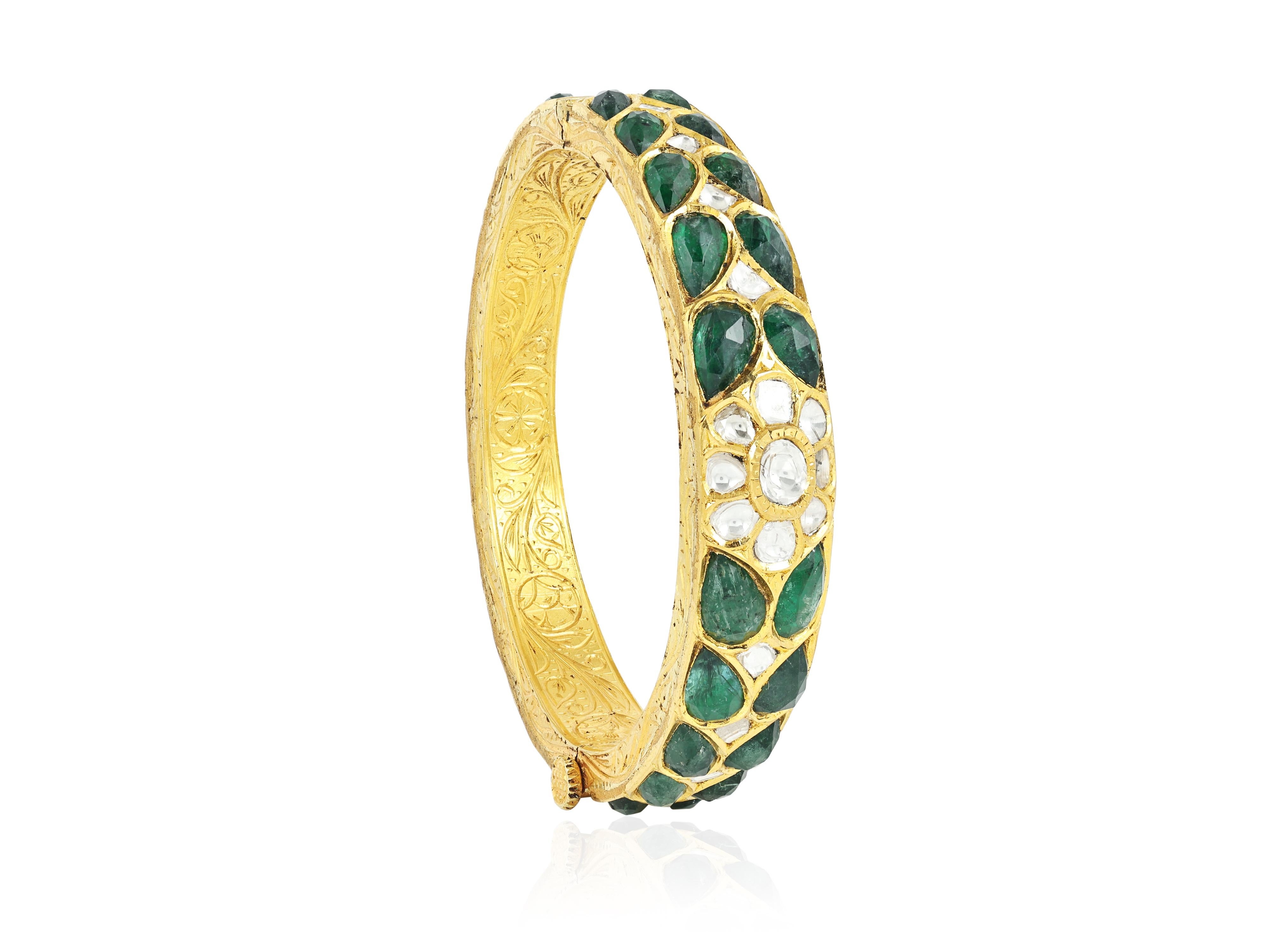 Bracciale Polki in oro 18 carati con smeraldo indiano e diamante naturale con incisione sul retro In condizioni Nuovo in vendita a Bangkok,, TH