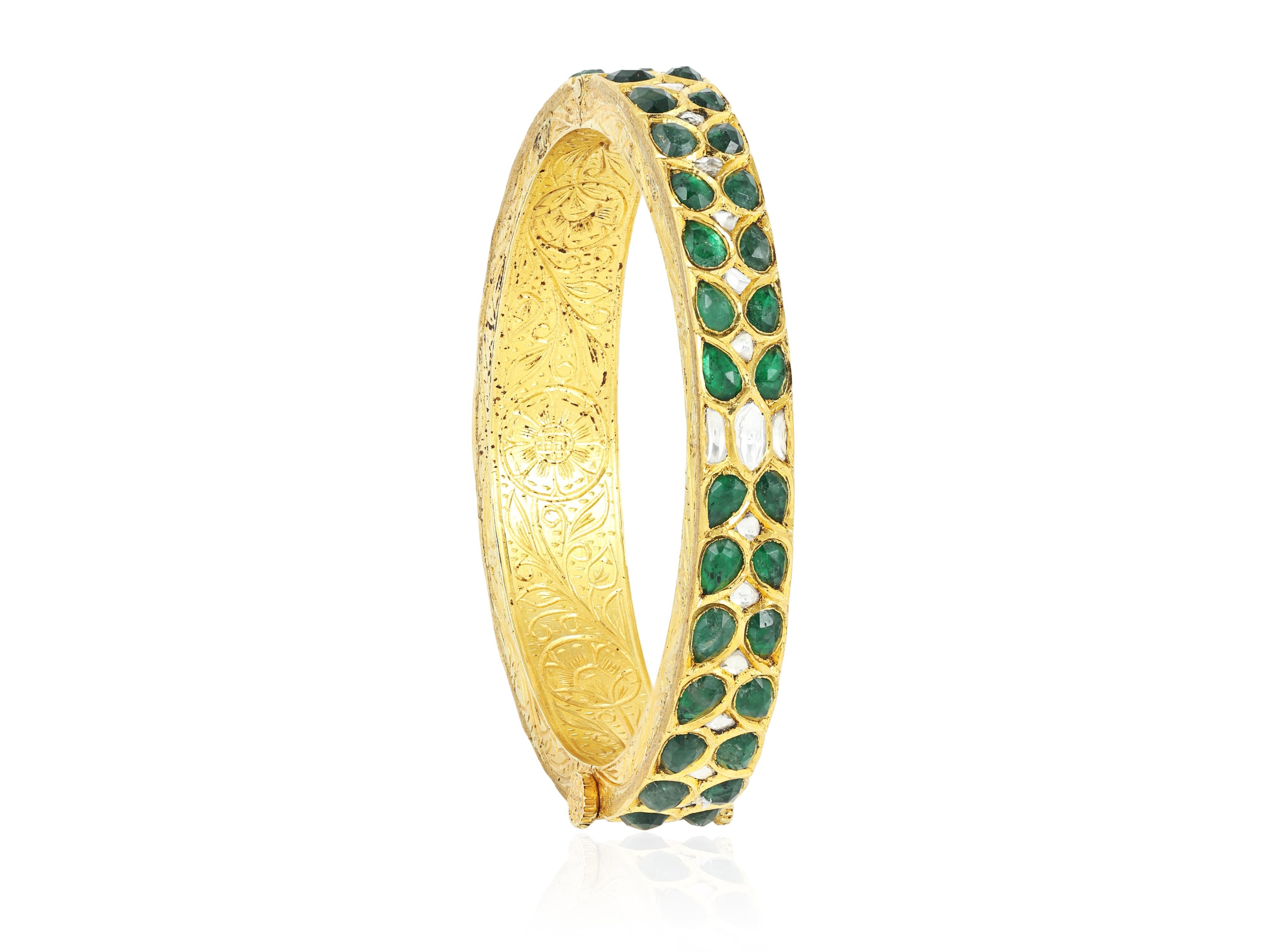 Bracciale Polki in oro 18 carati con smeraldo indiano e diamante naturale con incisione sul retro in vendita 1