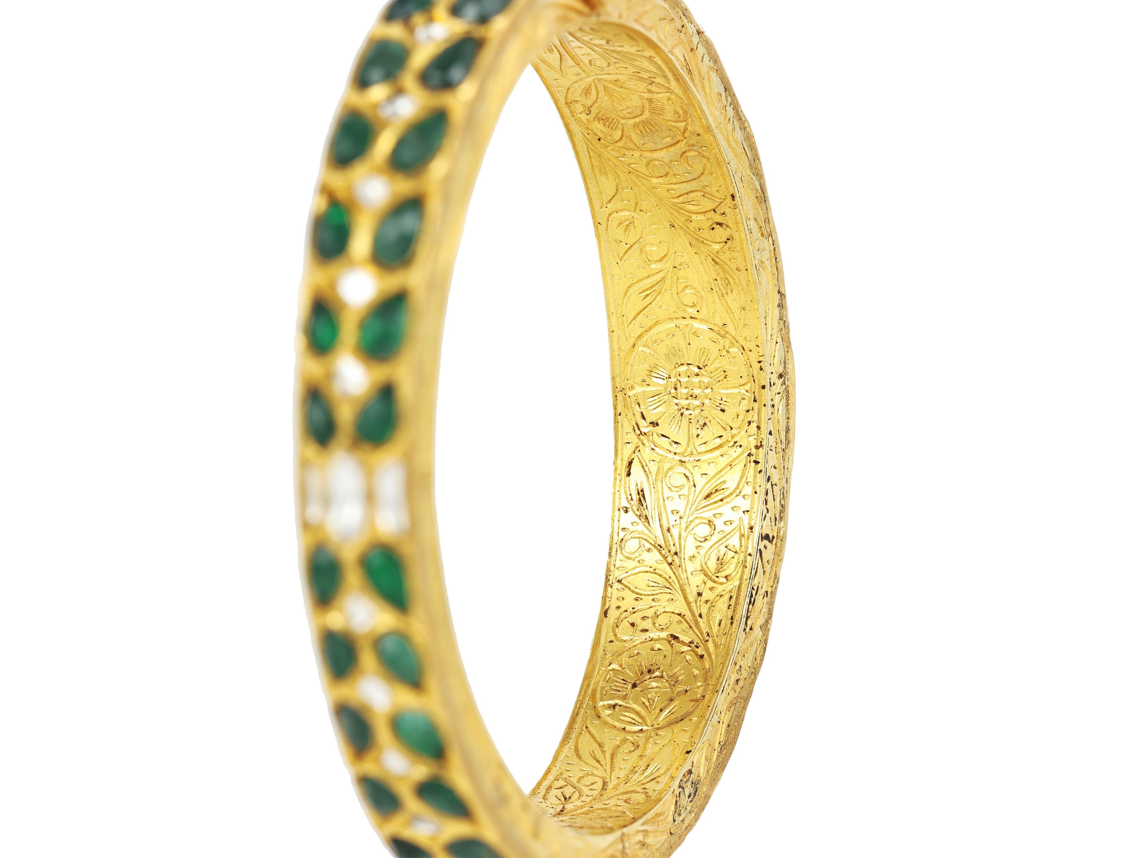 Bracciale Polki in oro 18 carati con smeraldo indiano e diamante naturale con incisione sul retro in vendita 3