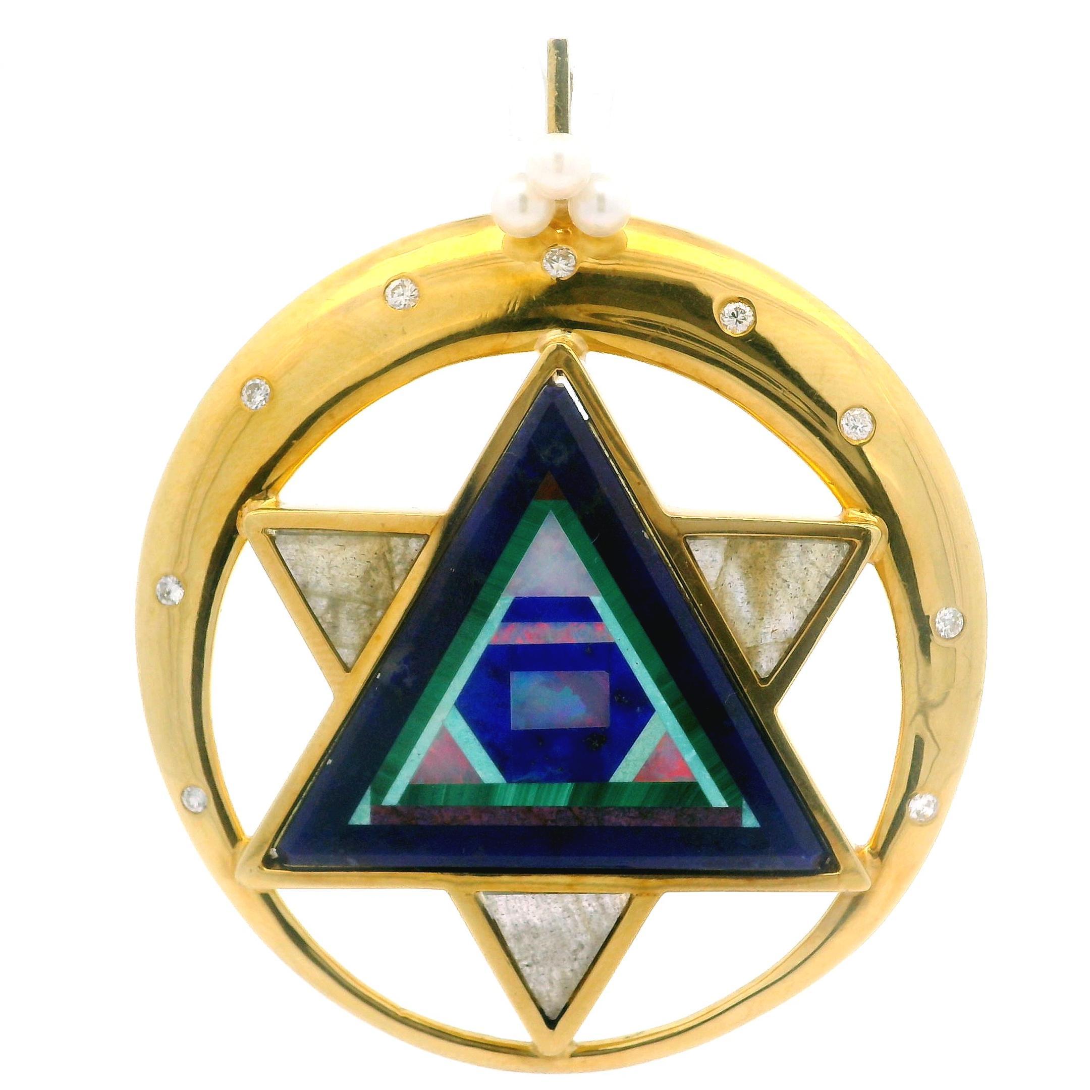 Taglio rotondo Ciondolo in oro 18k con intarsio di pietre preziose, diamanti e perle, Stella di David a cerchio grande in vendita