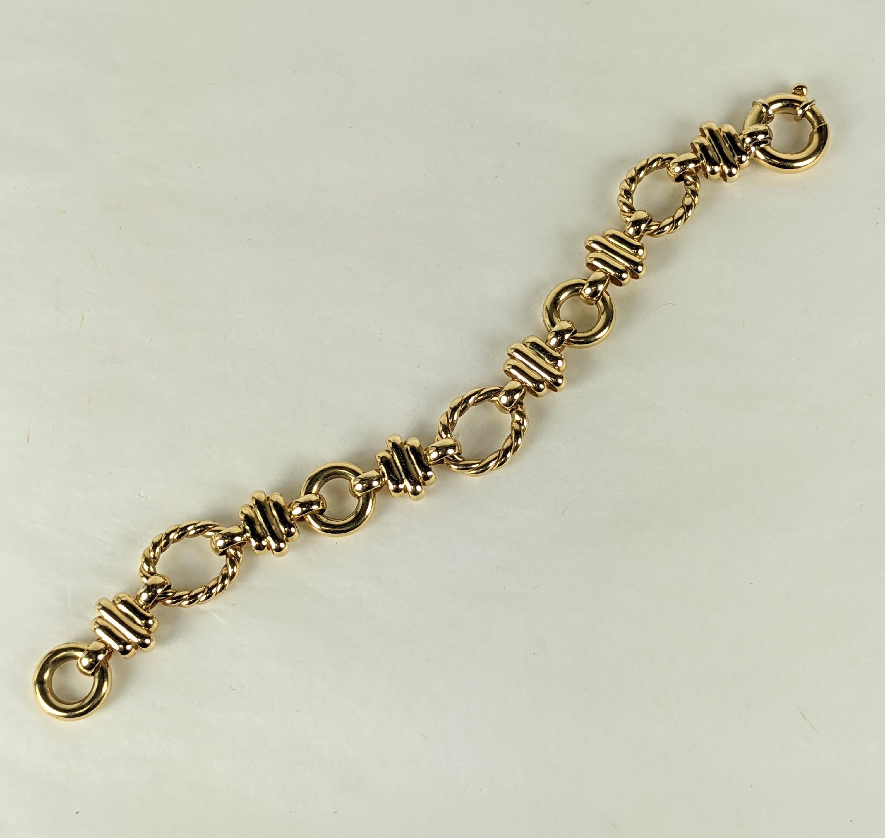 Attrayant bracelet à maillons en or italien 18 carats des années 1990, composé de boucles torsadées reliées par des entretoises nervurées à gradins. Ravissante conception facile à porter. Marqué 